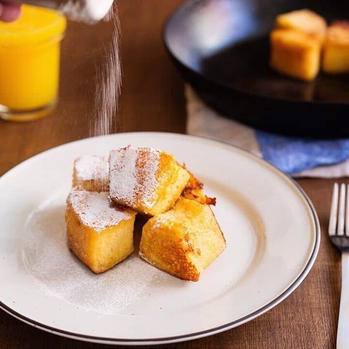 MUJI USAさんのインスタグラム写真 - (MUJI USAInstagram)「The light fragrance of banana and butter, all found in this simple recipe for Baumkuchen French Toast. Here's how to put together this simple breakfast or brunch treat, with just a few ingredients.  MUJI Baumkuchen French Toast (Serves 2-3)  4 tablespoons condensed milk 100mL milk 1 egg 1 Banana Baumkuchen (or other preferred flavor) 10g butter Powdered sugar Maple Syrup Mint  1. Combine the milk, condensed milk, and egg in a bowl. 2. Cut the Baumkucnen in 4 equal parts. 3. Place the 4 pieces of Baumkuchen in a microwave-safe container and heat for 30 seconds at 600w. Flip and heat for another 30 seconds. 4. Add the butter to a pan and lightly brown the Baumkuchen. 5. Arrange the browned Baumkuchen on a plate. Sprinkle with powdered sugar, and garnish maple syrup and mint leaves.  #muji #mujiusa #mujirecipe #baumkuchen #frenchtoast」8月8日 7時34分 - mujiusa