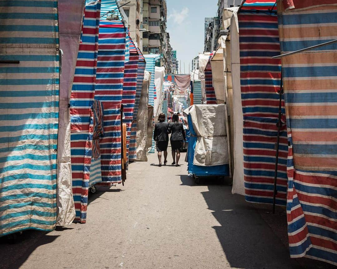 ナショナルジオグラフィックさんのインスタグラム写真 - (ナショナルジオグラフィックInstagram)「Photos by Kris Graves @themaniwasnt  These images of Hong Kong reflect the architecture and culture of the urban landscape. Taken from the Ngong Ping cable car, the Yat Tung Estate is a public housing development with a population of over 36,000 (first image). Two businesswomen walk through the markets in the the Mongkok area in Kowloon (second). To see more of my work, please follow @themaniwasnt and @monolitheditions.」8月8日 7時36分 - natgeo