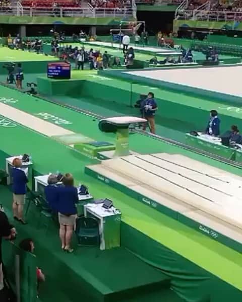 ジャジ・バルボサのインスタグラム：「Há exatos 4 anos ... coisas que só o esporte proporciona 💙💛💚 #blessed #gymnastics #olympic #chalkgirl #caixa #gymgirl @timeflamengo @timebrasil @cbginastica 🤸🏼‍♀️ @dedecoow」