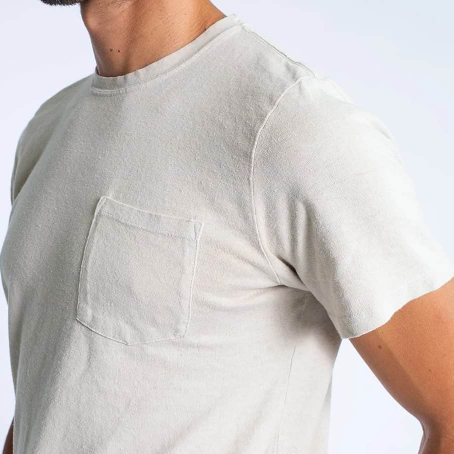 のインスタグラム：「Hemp is an extremely versatile crop that can grow in harsh conditions, requires little water, and is naturally resistant to pests and weeds making it a more eco-friendly alternative to cotton and synthetics. Plus, hemp fibers are durable and make garments that last a really long time, so you won’t be throwing out as much. There’s so much to love about hemp tees from @jungmaven, available online now. #stevenalan」