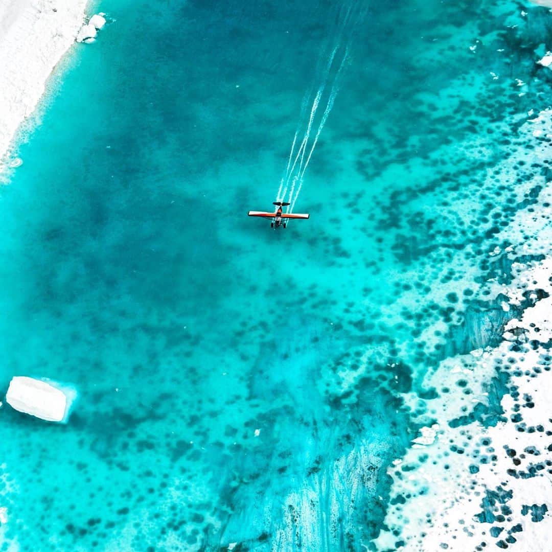 クリス・バーカードのインスタグラム：「The bush plane water ski is in many ways an evolution of the landing ‘check’ that many are forced to do before setting down on new terrain or rather any unfamiliar surface. The ability to literally ‘skim’ the surface is a true talent that may look like showboating (no pun intended) but is actually critical for proper backcountry landings with fat tires. It’s amazing to witness someone so skilled at their craft.」