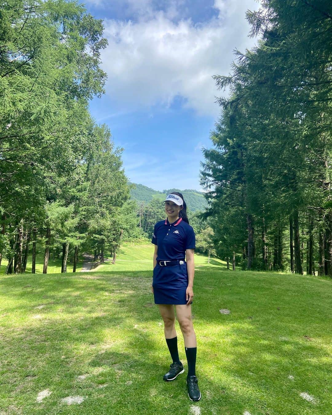 岩本憧子のインスタグラム：「. 去年から始めたゴルフ🏌️‍♀️ . 楽しい〜〜！ . スコアは聞かないでね🙉笑 . #ゴルフ　#golf  #ゴルフ女子 #集中力続かない　#メンタル #日焼け対策がんばる」