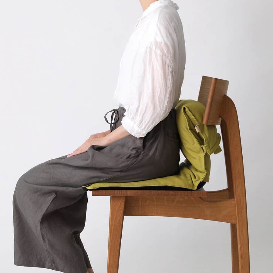 ナチュランさんのインスタグラム写真 - (ナチュランInstagram)「骨格のプロである整体師のアドバイスに基づいて開発された、椅子の座布団「ISUZABU (イスザブ)」。﻿ 椅子に乗せて座るだけで、体に負担のない心地よい座り姿勢をつくります。ご自宅でのパソコン作業やリラックスタイムにもおすすめです。﻿ また、ベッドで使う枕「HONTO」もご紹介。寝ながら読書が楽に楽しめる、くつろぎ時間にぴったりのアイテムです。﻿ ﻿ ﻿ -----------﻿ ■ISZABU(イスザブ)　椅子専用ざぶとん﻿ (A・マスタード)［ZYS-2Z45-1636-A］﻿ (B・ヒワグリーン)［ZYS-2Z45-1636-B］﻿ ﻿ 背骨をS字に弯曲させ、骨盤が直立した腰に負担のかからない姿勢へ導く椅子専用の座布団。背もたれを曲げ伸ばしすることで、椅子を変えずとも生活の中のON/OFFのシーンに合わせた２つの座り方にアレンジすることができます。長く愛用していただけるように上質な倉敷帆布を使用し、一つ一つ手作りで作られています。持ち手付きなので持ち運びも便利です。﻿ ﻿ ﻿ -----------﻿ ■読書枕HONTO 三河木綿 三重織ガーゼカバー (A・グレイアッシュ)［ZYS-2Z45-1637-A］﻿ (B・ブックシェルフ)［ZYS-2Z45-1637-C］﻿ ﻿ 横向き寝での寝ながら読書のために生まれた「HONTO」の枕。今お使いの枕の上に乗せて使うことで、不足した高さを補い、横向き寝姿勢を立った状態に近づけることができます。オリジナル柄のカバーには愛知県蒲郡で織った、三河木綿のトリプルガーゼを使用。取り外して洗えるので衛生面も安心してお使いいただけます。﻿ ﻿ ﻿ ﻿ ﻿ ------------------------------﻿ ▶️お買いものは写真内のタグをタップしてくださいね。またはプロフィールからもナチュランへリンクしています。→@natulan_official﻿ ﻿ ▶️写真内のタグは、販売中でも消えている場合がございます。ぜひ、ナチュランの検索窓から、注文番号又は商品名を、検索してみてくださいね。﻿ ﻿ ▶️プロフィール画面では、季節のおすすめ商品や、再入荷情報をご紹介しています。ぜひ、ご覧くださいませ。→@natulan_official﻿ ﻿ ----------- #lifewear #fashion #今日のコーデ #コーディネート #ファッション #ナチュラル #ナチュラン #natulan #日々の暮らし #暮らしを楽しむ #シンプルライフ #シンプルコーデ #大人女子 #大人コーデ #ナチュラルコーデ #ISUZABU #イスザブ #座布団 #HONTO #読書枕 #枕 #テレワーク #リモートワーク #在宅勤務 #在宅ワーク #姿勢改善 #肩こり改善 #jzysscreation #ジスクリエーション #natulan_official @cam_be」8月8日 7時42分 - natulan_official