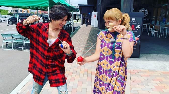 丸山桂里奈さんのインスタグラム写真 - (丸山桂里奈Instagram)「本日、10:30〜ですよー朝ですよー  「武田真治と丸山桂里奈のやまがた肉もりツアー24時！」🍖 ybc山形放送でロケをしていただいた、肉もりツアーがなななんと！関東に進出です📺 とにかくゆったり見れる番組です😚😃😌 シンジさんとは事務所の先輩後輩でお世話になっているので、とにかく私の肌質や毛穴周り、など溶けてくるとは思いますが、すこぶる全身楽しくしています😋😛😏 是非、ご覧くださいませー 私も録画は完了しました😗 今日もいってきます😀😃😄  #日本テレビ #ybc山形放送 #本日 #朝10時半から #あと3時間切りました #もう少しです #武田真治と丸山桂里奈のやまがた肉もりツアー24時！ #山川アナウンサー #とにかくお肉がすぐそこに #ぜひご覧くださいませ #ゆったり見れます確実にゆったりと #みんなが笑顔でありますように #いってきます #いい意味で #インスタバエ」8月8日 7時51分 - karinamaruyama