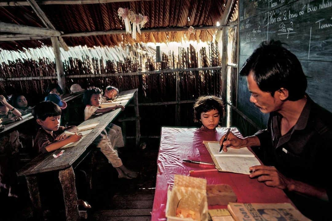 Michael Yamashitaさんのインスタグラム写真 - (Michael YamashitaInstagram)「There’s no escaping the teacher’s attention in a one room schoolhouse in the Mekong Delta. #mekongdelta #mekongvietnam #oneroomschoolhouse」8月8日 7時59分 - yamashitaphoto