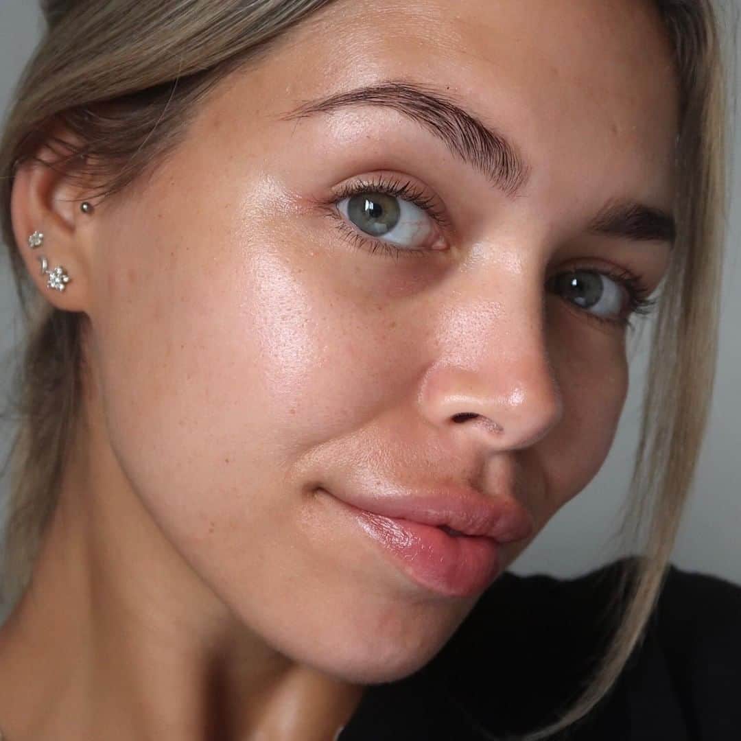のインスタグラム：「@fayekface serving us some MAJOR glow on this #FreshFaceFriday 😍@fayekface uses Glow2OH Dark Spot Toner, Truth Serum and C-Rush Brightening Gel Crème. What's your fave Ole combo for glowing skin? #Regram」