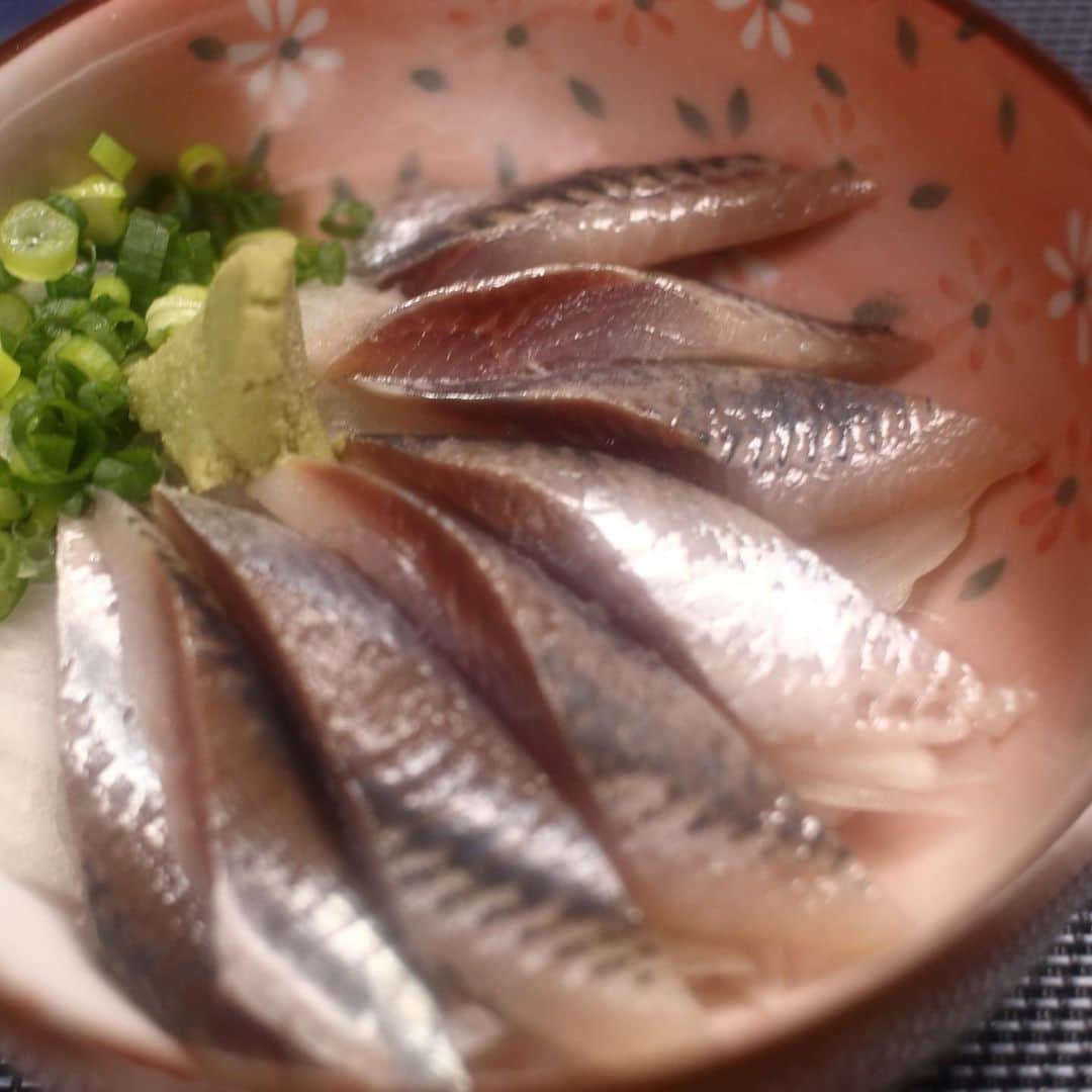 クッキングSパパのインスタグラム：「今日の肴は鰯の刺身！1尾40円でした！今の時期の鰯は脂が乗っていて安くて最高に美味しいですね～ オニオンスライスと共に頂きました！ 旬の新鮮な鰯は魚捌きの練習にももってこいです！   #鰯 #イワシ #刺身 #イワシの刺身 #捌き方 #料理好きな人と繋がりたい #papadesuyo777」