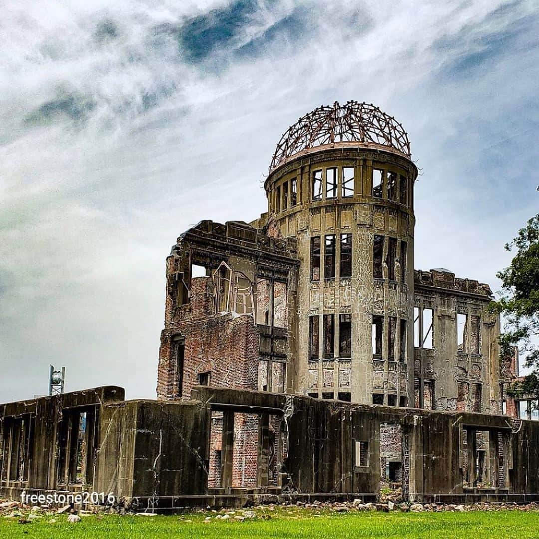 メロディー洋子さんのインスタグラム写真 - (メロディー洋子Instagram)「Yoga for my Ancestors 🙏  August 6, 2020 marks the 75th Memorial of the 1st Atomic Bomb dropping on Hiroshima with a 2nd Atomic Bomb dropping on Nagasaki 3 days later. Being both Japanese & American, this day is a loud resonance in my blood, bones, & cells. I can feel the impact of what War, Hate, & Fear really means for both sides. Through this experience I am truly able to LEARN what PEACE, LOVE, & COMPASSION FOR ONE ANOTHER REALLY MEANS.   I have been consciously working at peeling the layers of all of the different projections I have allowed onto my body. One of the biggest being WAR. I offer the lessons learned here to everyone.   Finding peace within my self has truly been the most beautiful gift of the combining of these two families across the Pacific. I offer this yoga as a prayer to my Ancestors on both sides. I offer this to my friends & family who have & are experiencing suffering. I offer this to all who have passed on to the next realm.   I feel you. I love you.  Thank you for being a gift to this world. Thank you for your life. Thank you for your beauty.  It’s not easy to be the container for so much. I take it as my honor & privilege to be here now, in this body of two worlds, two languages, two cultures, two hearts. Thank you for giving me the opportunity to rise from the ashes & become the being I have always wanted to be.   For me, going to visit Hiroshima was a life-changing experience. The energy there is beyond belief. If you have the opportunity to go, I recommend it.  日本愛してる。  🙏 Blessings to All 🙏  @bbcnews On 6 August 1945 AT LEAST 70,000 people were killed immediately in the massive blast which flattened the city. Tens of thousands more died of injuries caused by radiation poisoning in the following days, weeks and months. The bomb was the first time a nuclear weapon was used during a war. Today, in a solemn ceremony at Peace Park, Hiroshima has remembered those who died. "On August 6, 1945, a single atomic bomb destroyed our city. Rumour at the time had it that 'nothing will grow here for 75 years,'" Mayor Kazumi Matsui said. "And yet, Hiroshima recovered, becoming a symbol of peace.”」8月8日 8時11分 - melody.yoko