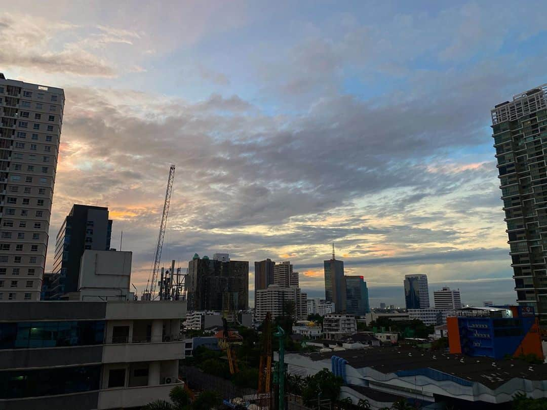 新井利佳さんのインスタグラム写真 - (新井利佳Instagram)「#bangkok #bangkokstyle #bangkokthailand #sky_lovers #sky_collection #sunset #lifestyle #day #stayhomestaysafe  #日出 #曼谷 #美 #天空 #喜歡天空 #曼谷生活 #日常 #今空 #いまそら部 #空 #空好き  #バンコク  #雨上がり #雨上がりの空  #sunset_sunrise_beautiful #バンコク生活 #週末快樂 #良い週末を #haveaniceweekend 乾季が来たんじゃないかと思うくらい涼しく気持ちの良い朝。」8月8日 8時16分 - rika.arai