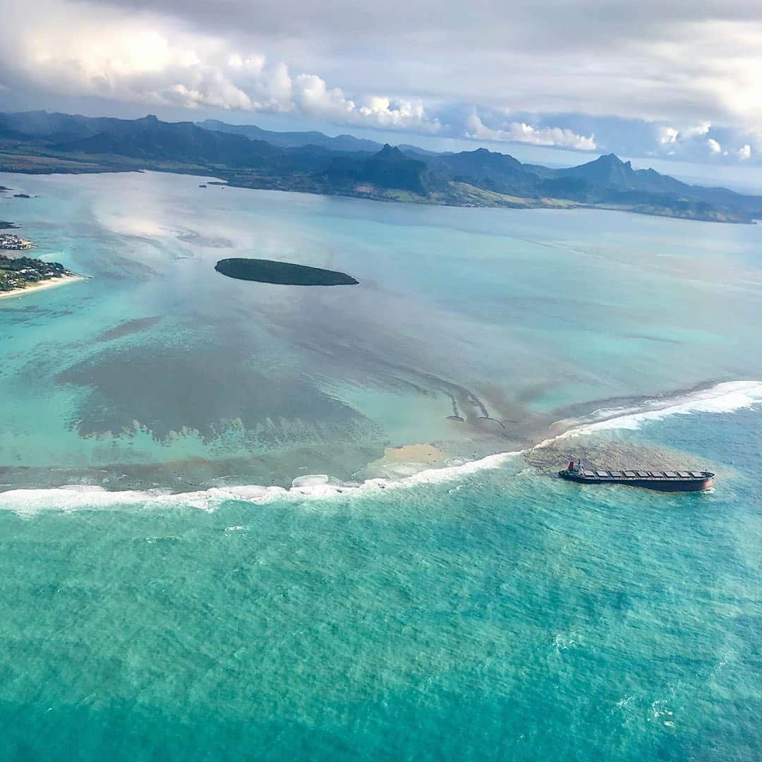 ティモシー・サイクスさんのインスタグラム写真 - (ティモシー・サイクスInstagram)「⚠️PLEASE SHARE THIS BREAKING NEWS WITH YOUR FOLLOWERS TO GET MAURITIUS URGENT HELP⚠️ Repost from @savethereef Late Friday, the Indian Ocean island of Mauritius declared a “state of environmental emergency” after a Japanese-owned ship that ran aground offshore days ago began spilling tons of fuel. Mauritius has said the ship was carrying nearly 4,000 tons of fuel and cracks have appeared in its hull. Prime Minister Pravind Jugnauth earlier in the day said his government was appealing to France for help, saying the spill “represents a danger” for the country of some 1.3 million people that relies heavily on tourism and has been been hit hard by the effects of the coronavirus pandemic. “Our country doesn’t have the skills and expertise to refloat stranded ships, so I have appealed for help from France and President Emmanuel Macron,” he said. Bad weather has made it impossible to act, and “I worry what could happen Sunday when the weather deteriorates.” Tons of diesel and oil are now leaking into the water, environmental group Greenpeace Africa’s climate and energy manager Happy Khambule said in a statement. “Thousands of species around the pristine lagoons of Blue Bay, Pointe d’Esny and Mahebourg are at risk of drowning in a sea of pollution, with dire consequences for Mauritius’ economy, food security and health,” Khambule said. A government environmental outlook released nearly a decade ago said Mauritius had a National Oil Spill Contingency Plan but equipment on hand was “adequate to deal with oil spills of less than 10 metric tonnes.” WE MUST GET MAURITIUS HELP so please send this to French President @emmanuelmacron and share this tragic news with your followers and encourage them to share it too and also tag people, celebrities, influencers and news media — let’s all work together to make this go viral so we can get more news coverage and International aid RIGHT NOW! Images by @gregrouxel @hugoclementk @greenpeace #mauritius #oilspill #karmagawa #savethereef」8月8日 8時17分 - timothysykes