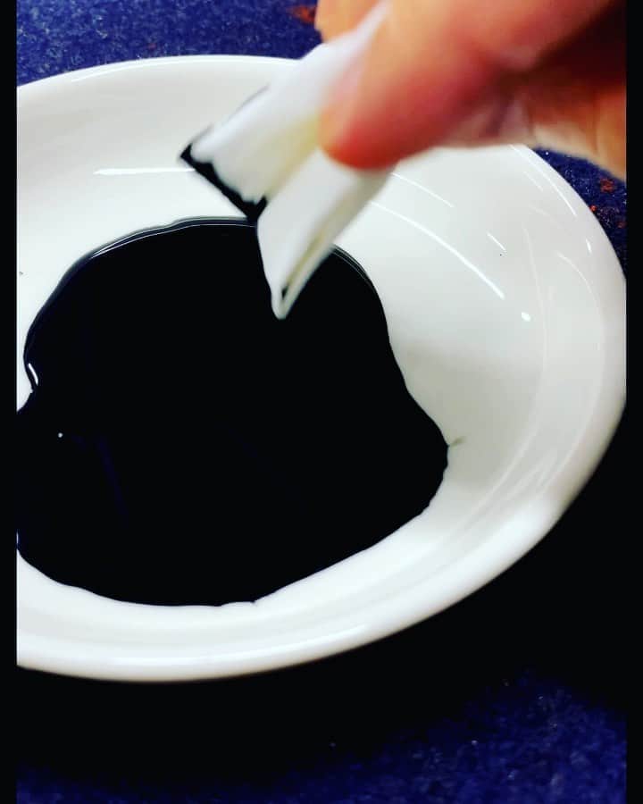 鈴木暁昇のインスタグラム：「* ティッシュ書道〜Tissue calligraphy * 魂 ⬇︎ Japanese pronunciation：TAMASHII ⬇︎ meaning ：Soul * * ※昔の魂は旁の1画目が無い場合がございます。 * ***** ***** ***** ***** ***** * 🔴9月開始通信基礎コース募集 🔴新設✨通信初学者コース新規募集✨ 【対象】再度、基礎の基礎の基礎の習字から学びたい方向け 【概要】18カ月コースです。当初6カ月はなぞり練習を中心に基礎の基礎の基礎の筆使いから学んでいきます。後半12カ月は通信基礎講座の内容を学習。 講座詳細はプロフィールリンクのホームページより内容をご確認ください。 * 🔴教室で直接学びたい方 様々なコースがございます。人数制限がございますので、メッセージよりお問合せください。  * #書道 #鈴木曉昇 #和 #wabisabi #calligraphy #筆文字 #artistic #beautiful #chinesecalligraphy #墨 #sumi #書法 #japan #手書き #美文字 #手書きツイート #オリンピック #Olympic #japaneseculture #日本 #chineseculture #鈴木暁昇」