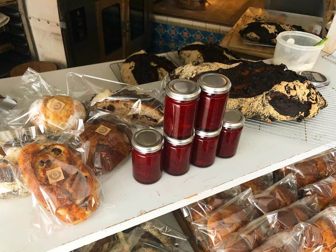 CHIPPRUSONのインスタグラム：「いちごジャム🍓とパンのセット📦いちごジャムの通販は終わり。また違うジャム作ります。ベジサラ舎さんで販売しているいちご農家さんの無農薬いちごで作りました。ベジサラ舎さんでは、引き続き、いちごジャムとピスタチオバターを販売する予定です。（来週納品出来る予定）炊く時間を短くする為、全て1kgずつチマチマ炊きました。TOTALで150本近く作れたので、色々勉強になりましたっ😆」
