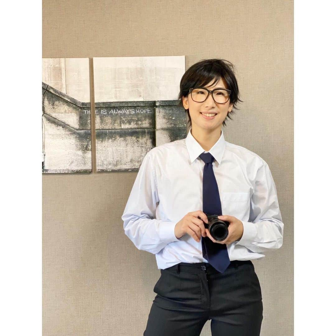 野々すみ花さんのインスタグラム写真 - (野々すみ花Instagram)「突然ですが、 『野風家物語』 8日(土)、９日(日) @sumire_ktuh  こちらのアカウントのIGTVにて 全4回配信します。 第一話は、本日午前１１時〜です。  ちょっとでも気になる方は、ぜひチェックしてみてください(笑)  念のため、出演者のプロフィールもここに載せておきますね！﻿ ﻿ ﻿ 〜出演者〜﻿ ﻿ 【野風みさし】37歳﻿ 結婚3年目。﻿ 家電メーカー勤務15年目、営業部。﻿ 毎日取引先と上司に挟まれ、部下の失敗の責任も取らされるなど超ストレスフル。﻿ ﻿ メーカー勤務はそれほど好きな仕事というわけでもなく、転職が頭をちらついている。﻿ ﻿ 気分転換に何かしたいけど、何をしたらリフレッシュできるのかよくわからない。﻿ 学生のころからカメラがなんとなくの趣味だったことも忘れている。﻿ ﻿ 妻との関係は、おおむね良好だが、﻿ いつも言葉足らずで怒らせる。﻿ ごめんと謝るものの、「俺は仕事で心身くたくたなんだから、これ以上の気遣いを求めないで欲しい」「むしろ、労ってくれてもいいんじゃないか」﻿ と思っている。﻿ 言葉掛けの少なさがきっかけで、夫婦喧嘩になることもしばしば。﻿ ﻿ ﻿ 【野風すみこ】32歳﻿ みさしと同じメーカー勤務で恋愛結婚。﻿ 結婚と同時に退社。﻿ ﻿ OL時代の友人とのランチが唯一の楽しみだったが、このコロナ禍で友人とも気軽に会えなくなり、リフレッシュができていない。﻿ ﻿ 一日のうちで夫にしか会わない日々。誰にも評価されることのない家事を淡々とこなすことに虚しさを感じている。﻿ 何か資格でも取ろうか考えるが、何も手をつけられないまま。﻿ ﻿ 夕飯を黙って食べる夫を見て﻿ 先日も、「たまには、いつもありがとうとか美味しいよーとか何とか言ってよ！」﻿ と突っかかり、口げんかに。﻿ ﻿ 趣味…というか、唯一家事の中で好きなことは料理。﻿ インスタアップをたまにするが、見る方が好き。﻿ ﻿ ﻿ 【出演者】野風みさし 　　　　　野風すみこ 【演出・撮影】 春風弥里、野々すみ花 【脚本・動画編集】春風弥里  #SUMIRE﻿ #オンラインサロン #ショートムービー ﻿ #エンタメ﻿ #春風弥里﻿ #野々すみ花﻿ ﻿」8月8日 8時22分 - osumi_sumi