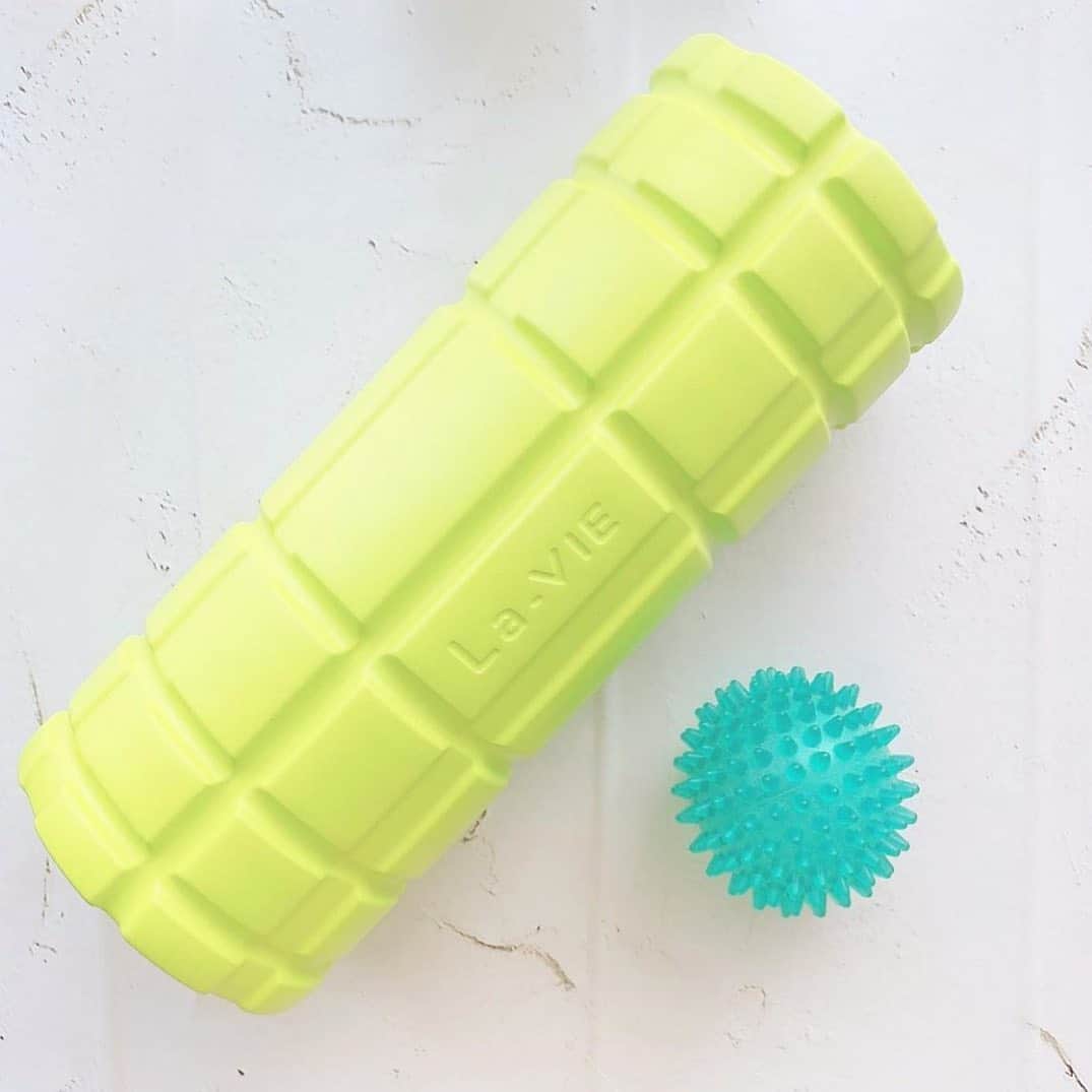のインスタグラム：「.  <WORKOUT> ﻿ ﻿ ーーーーーーーーーーーーーーーーーーーーーーーー﻿ ﻿ ﻿ おうちで筋膜リリース！﻿ ﻿ ﻿ フォームローラーと足裏ボールで﻿ 体の凝りやむくみを撃退しましょう！﻿ ﻿ ジム後やスポーツ後の﻿ おうちケアにもぴったりです🏋🏻‍♀️﻿ ﻿ ﻿ @nagasawa.energy  ﻿ ﻿ ﻿ ーーーーーーーーーーーーーーーーーーーーーーーーー  #b_and_mag」