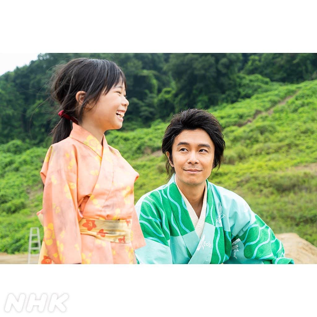 NHK 大河ドラマ「麒麟がくる」のインスタグラム：「第1回、燃え盛る家屋の中からウメは光秀に助けられます。  そんなシーンの撮影の裏側です☺️  さて「麒麟がくる」では8月30日（日）の放送再開に向けて、明日より3週にわたり総集編を放送いたします！ これまでの名場面をぜひもう一度ご覧ください！！  —————————————— 『麒麟がくる』まであと3週！ これまでの名場面すべて見せます 総集編（1）旅立ち  午後8時〜8時45分／総合・BS4K ※土曜の再放送あり 午前9時〜9時45分／BS4K 午後6時〜6時45分／BSプレミアム ——————————————  #長谷川博己　#苑美　#麒麟がくる」