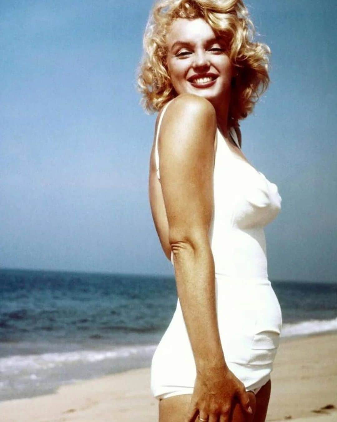 Vogue Parisさんのインスタグラム写真 - (Vogue ParisInstagram)「A lesson in vintage summer style from Marilyn Monroe in 1957 New York with her classic white one piece and signature red lips #MarilynMonroe」8月8日 19時16分 - voguefrance