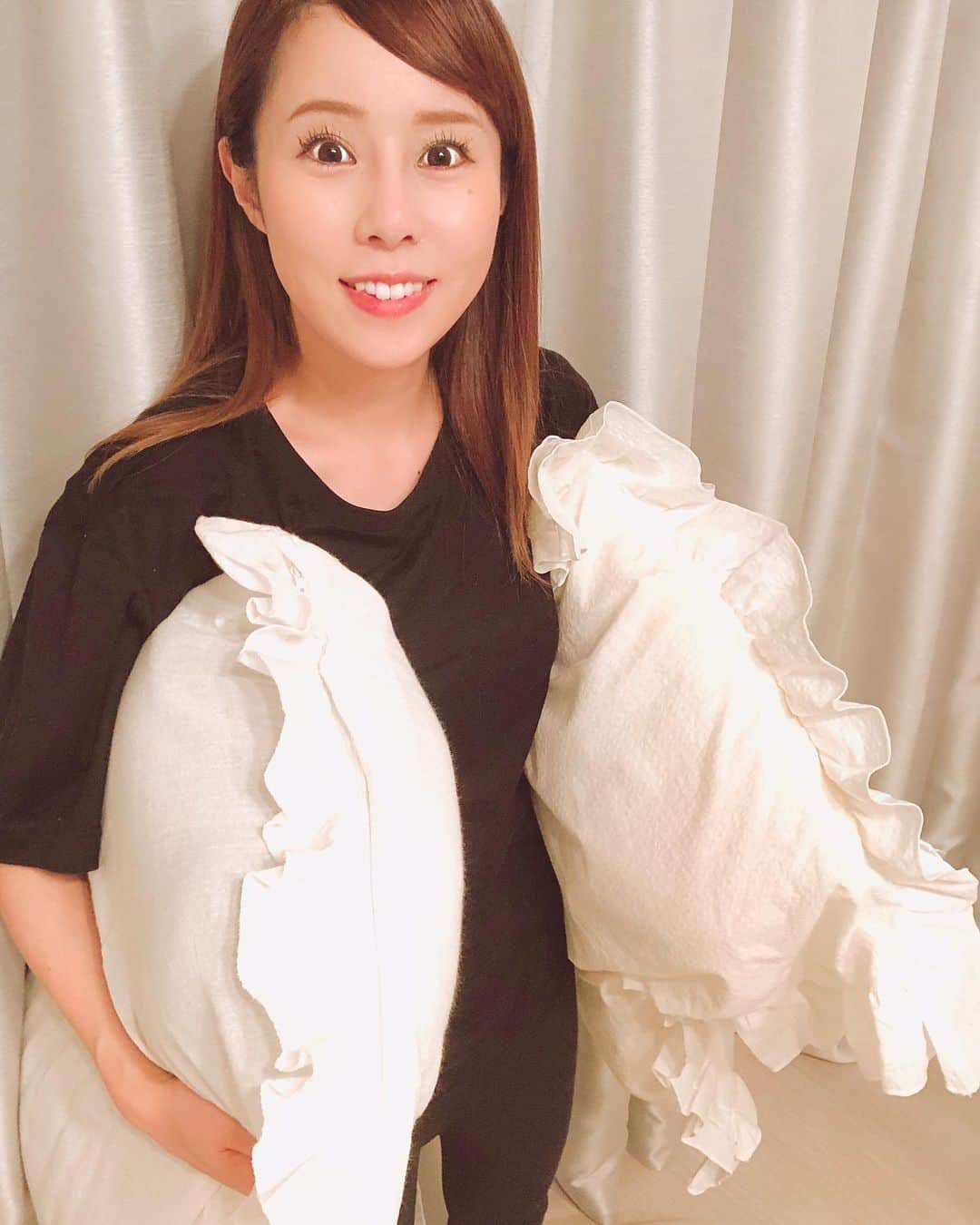 馬場ももこさんのインスタグラム写真 - (馬場ももこInstagram)「あす8月9日(日) よる11時45分〜﻿ TBSの「BACKSTAGE」に出演します😊﻿ ﻿ この番組の主役は「仕事」を愛する﻿ すべての人たち！﻿ 世の中の最先端のお仕事から、﻿ ちょっと変わったニッチなお仕事まで、﻿ さまざまな“働く人”たちに密着！﻿ ﻿ ﻿ 今回はこれまで2000人以上の“睡眠”にまつわる 問題を解決してきた﻿ 「睡眠アドバイザー」の小林さんに密着！﻿ ﻿ ﻿ 皆さん毎日夜よく眠れていますか？😴﻿ 私は何度も目が覚めたり﻿ 寝ようとしても考えごとが浮かんできて﻿ 寝付きが悪いことがあるんです🙄😭🥺﻿ 共感してくれる方いたら嬉しい…😭😭﻿ ﻿ 写真は増え続けた枕たちと。🤷‍♀️﻿ どの枕を使ったらいいのか…﻿ 気がついたら3つも持ってました。泣﻿ ﻿ 今回は睡眠アドバイザーの﻿ 小林麻利子さんが悩める芸能人2組の﻿ “睡眠問題”を解決します！　　﻿ ﻿ 今回寝ている時間を数日﻿ 全て定点カメラで撮影！！🎥﻿ そしてしっかり検証をして﻿ いただいてるんです！🤗﻿ ﻿ わたし自身も寝ている姿、﻿ 初めて見ました…！！😪😵😪😵﻿ (見られる訳ないですもんね！﻿) ﻿ そして小林麻利子先生に﻿ 寝るまでの工程を見ていただき﻿ 眠れなくさせている原因をどんどん発見！﻿ ﻿ まさかこれが睡眠の﻿ 妨げになっているなんて！﻿ ともうずっと驚いていました。﻿ ﻿ ﻿ 寝てる姿どうなってるんだろう…🤔﻿ 私もオンエアまでわからないから﻿ ドキドキしてるんです！！﻿ ﻿ ザ・たっちさんたちは﻿ 「いびき」に悩まれているということで﻿ これまた寝るときいびきがひどくて…﻿ という方にも必見です😪🌈✨﻿ ﻿ 果たして眠れるようになっているのか？﻿ ﻿ 一緒にご覧いただけたら嬉しいです🥰﻿ ﻿ そして小林麻利子先生が﻿ とにかくお綺麗でお優しくて﻿ 撮影がすごく楽しかったんです🥰🥺❤️﻿ ﻿ またオンエア後にお写真更新しよっと💃﻿ ﻿ よろしくお願いします❣️﻿ ﻿ #アナウンサー#cbc#tbs#お仕事#楽しい﻿ #睡眠#睡眠問題#寝つき悪い#いびき﻿ #枕#ベッド#BACKSTAGE#お家ロケ﻿」8月8日 19時17分 - momoko.baba