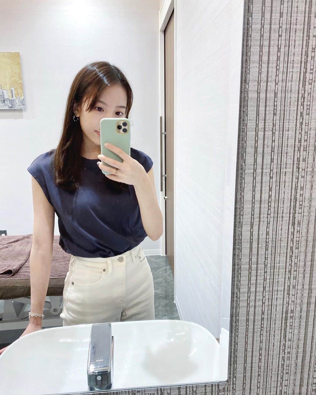 大野真昂のインスタグラム：「☺︎ ・ 新しくオープンした @met_beauty_clinic に行ってきました💕 アクセスも良いしすごくお洒落な空間だった👀 ・ そばかすとニキビ跡の色素沈着が気になってたから 先生に相談をして、 "ライムライト"という光治療をしていただきました✨ ・ 肌のくすみ・キメを改善して、美白効果もあるって🥺🤍 日本人の肌質に合った最新の機械だから安心して受けれたよ😌 ・ そばかすとかニキビ跡のシミが3日くらいでかさぶたになって 1週間くらいでポロポロ取れるの😦 クリニックでの治療初めてだったからどうなるか楽しみ😂💕 ・ まこのインスタを見たって予約すると 美白注射をプレゼントだよ🎁✨すごいお得😮♡ ・ #メット #metbeautyclinic #ライムライト」