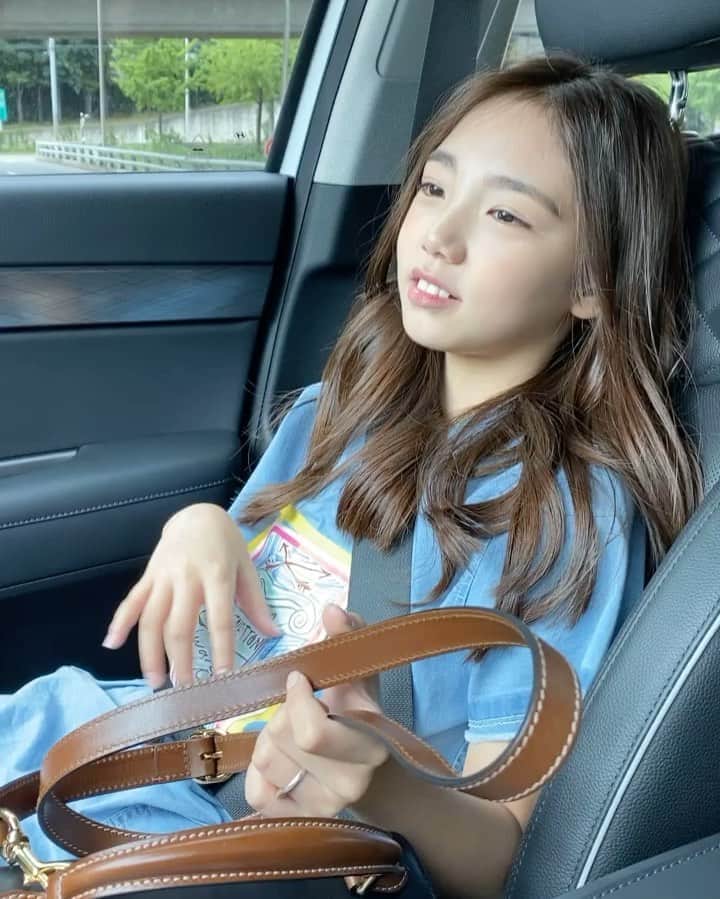 ウンチェのインスタグラム：「#두둠칫 🎵 - - - - #음악 #들으며 #신나심 #토요일 #주말 #일상 #키즈모델 #주니어모델  #이은채 #LeeEunchae」