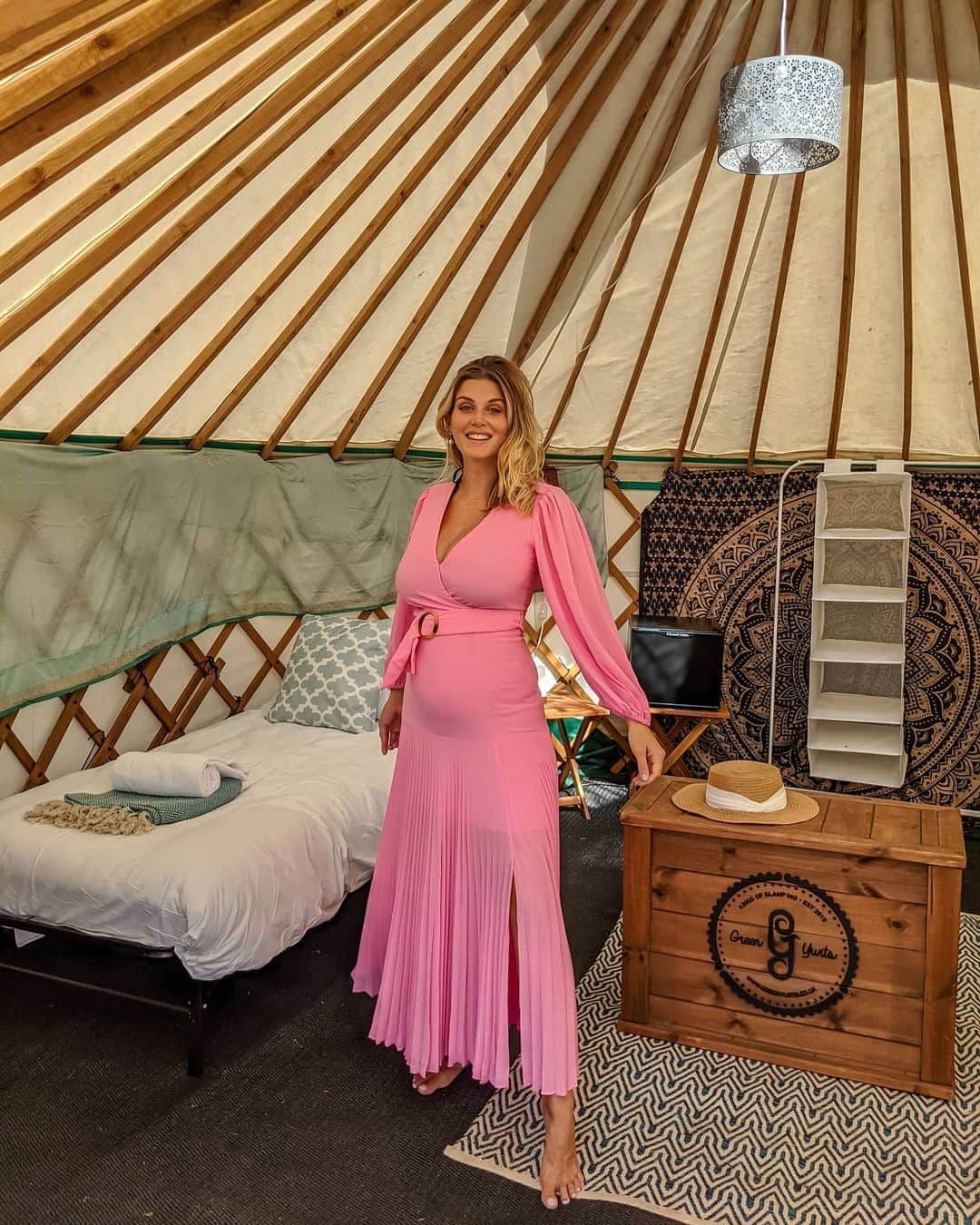 Ashley Jamesさんのインスタグラム写真 - (Ashley JamesInstagram)「Home for the weekend 💅 My friend and I decided to organise a glamping weekend on Osea Island to have a proper good catch up after lockdown, and we feel like we're in heaven. It's so important to me (and my boyfriend) not to become codependent on each other.i spent so long trying to learn who I was, I don't want to lose myself in someone else's identity, or to end up doing everything together. Codependent relationships are never healthy. It's so nice to spend the weekend apart after so long in lockdown, and have proper quality time with a friend. 🥰  The weather is so nice, there's beautiful beaches (with hardly anyone on them), amazing food, and the island feels like a movie set. We booked it through @green_yurts and can't recommend it enough. It's Snoop's first glamping experience and he's been swimming in the sea and can't believe we live in a field now!  I guess lockdown would never have made me look closer to home for these kind of experiences. Next time I might just pack a little more practically 😂🏕️🙌🏼」8月8日 18時01分 - ashleylouisejames