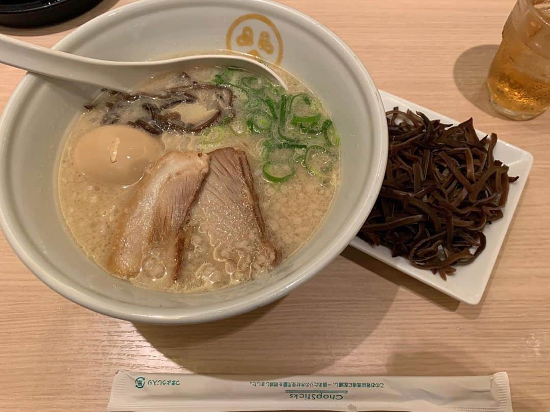 のインスタグラム：「新幹線で帰宅中🚄 空いてて嬉しい。在来線より安心。 お疲れ様ということで、時間までにさくっと数ヶ月ぶりのラーメン。 ラーメンのキクラゲって何故か好きでトッピング注文したら、おばけみたいな量でびっくり！ こんなにキクラゲのせる！？笑 全部食べたけど笑  #ラーメン　#ramennoodles」
