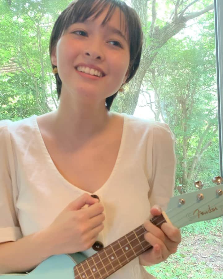ジャスミンのインスタグラム：「Rise up- Andra Dayをウクレレで弾いてみました✨普段は悲しい曲を好んで歌うけど、最近は世の中が大変だから、元気が出るような曲にもトライしてみました！  #ukulele #cover #riseup #バーチャル背景に見えるけど #リアル背景 #私の家は山の中 #騒音を気にせず歌える環境 #最高」
