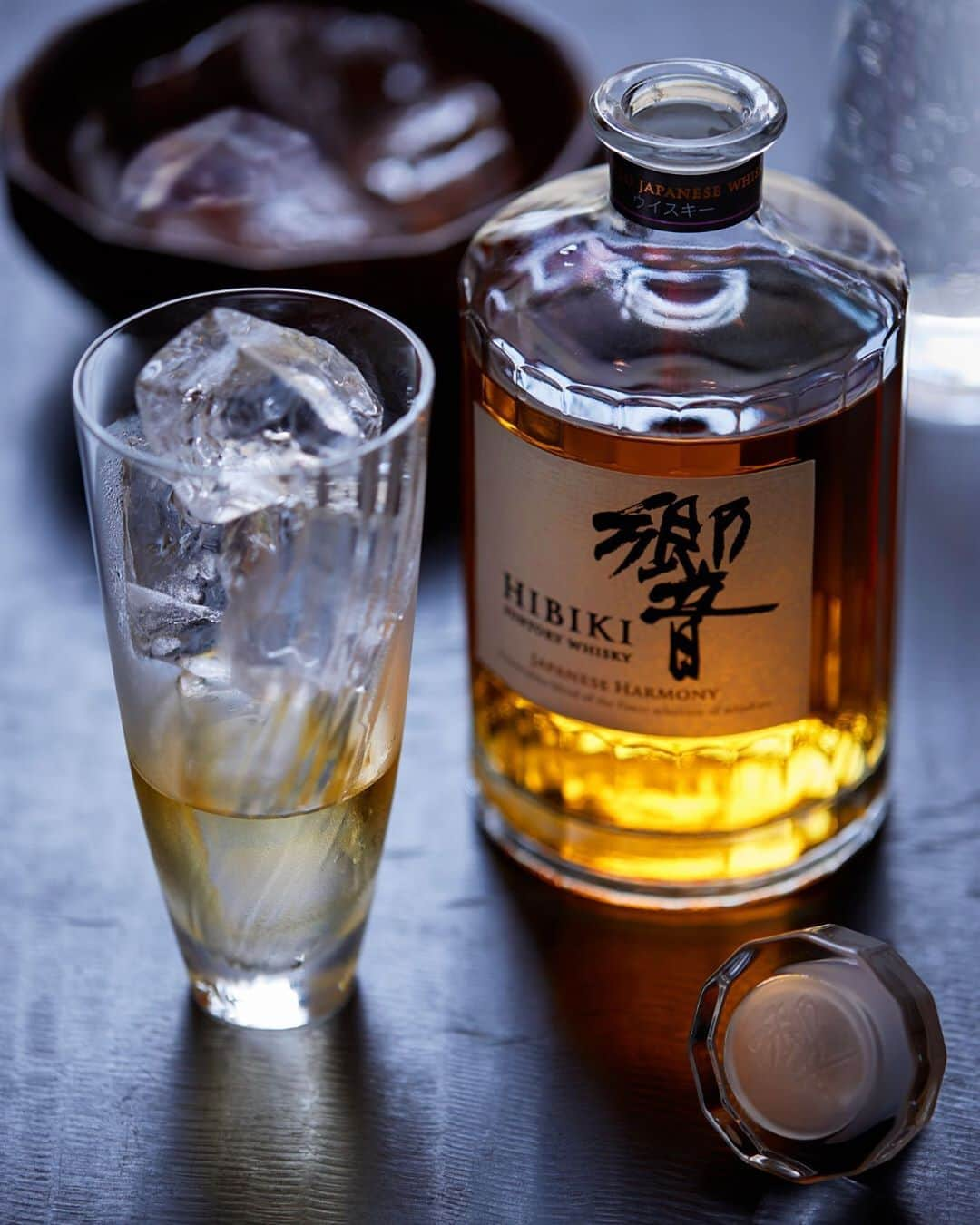 響 | SUNTORY WHISKY HIBIKIさんのインスタグラム写真 - (響 | SUNTORY WHISKY HIBIKIInstagram)「. HIBIKI TIME　～二十四節気・立秋～  涼やかなグラスに彩りを添える、ウイスキーの琥珀色。 The amber whisky gives vibrant color to the clear glass.  #hibiki #響 #二十四節気 #24seasons #立秋 #risshu #earlyautumn #withnature #glass #ice #amber #琥珀」8月8日 18時02分 - suntorywhisky_hibiki