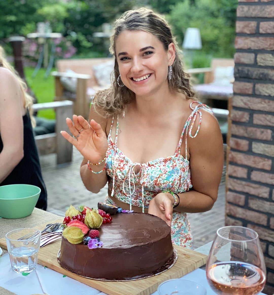 ラウラ・デ・ウィットのインスタグラム：「THANK YOU all for the birthday wishes ❤️ I had an amazing day filled with laughs, hugs, food and sweaty outfits 🔥Normally I’m not at home on my bday, so it was very special to celebrate it with my dear friends and family 🥰😍 Oo and that cake just hit different 🤤🍰」