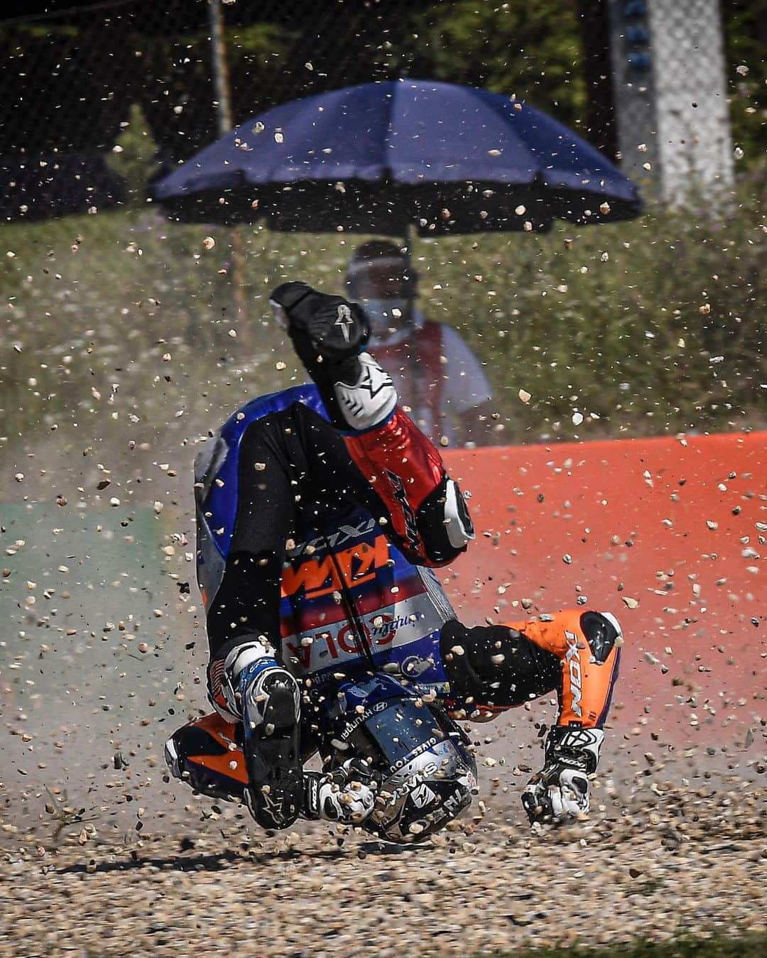 MotoGPさんのインスタグラム写真 - (MotoGPInstagram)「Not the way @migueloliveira44 wanted to start Qualifying Day after his Top 3 yesterday... 💥 Hopefully he's ok ✅ after this crash and will be able to fight later for a spot in Q2 💪 #MO88 #CzechGP 🇨🇿 #MotoGP #Crash」8月8日 18時06分 - motogp