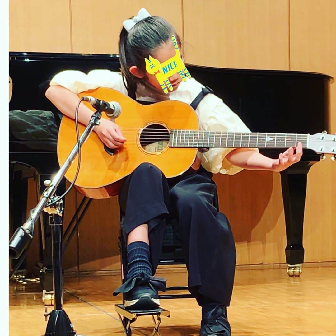 渡辺満里奈さんのインスタグラム写真 - (渡辺満里奈Instagram)「娘の初めてのギター発表会。 ものすごく緊張していたけど、終わった後は楽しかったと満足気。 たくさん、音楽を楽しんでほしいな✨ ★ #母もドキドキ #よくがんばりました」8月8日 18時18分 - funnyfacefunny