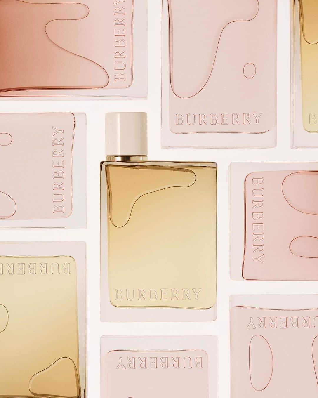 Burberryさんのインスタグラム写真 - (BurberryInstagram)「Meet Her London Dream, the new fragrance from #BurberryBeauty. The latest member of the #BurberryHer family blends lemon, ginger, rose and peony notes . Discover more via link in bio . #Burberry @BurberryBeauty」8月8日 18時10分 - burberry