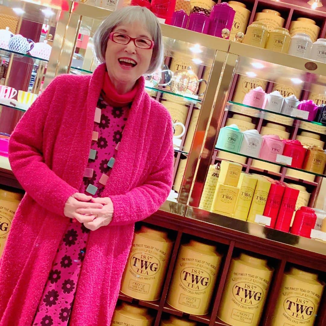 のインスタグラム：「懐かしい！コロナが始まるちょっと前。かわいいお店を見つけて、パチリ！ 行きたいときに、行きたいところに、行ける、ありがたさ。 ぶらぶら歩きって、とっても大切。思わぬ出会いがあるから。 . This is just before coronavirus pandemic.. Good old days!  I found a “kawaii”(cute) shop, and snapped! I miss that liberty: I could go anywhere, anytime. This kind of wonderful wander is very important for me. ‘Cause an unexpected encounter is awaiting... . #魔女の宅急便 #児童文学作家 #おしゃれ好き #ピンク好き #kikisdeliveryservice #eikokadono #over80style #grayhair」
