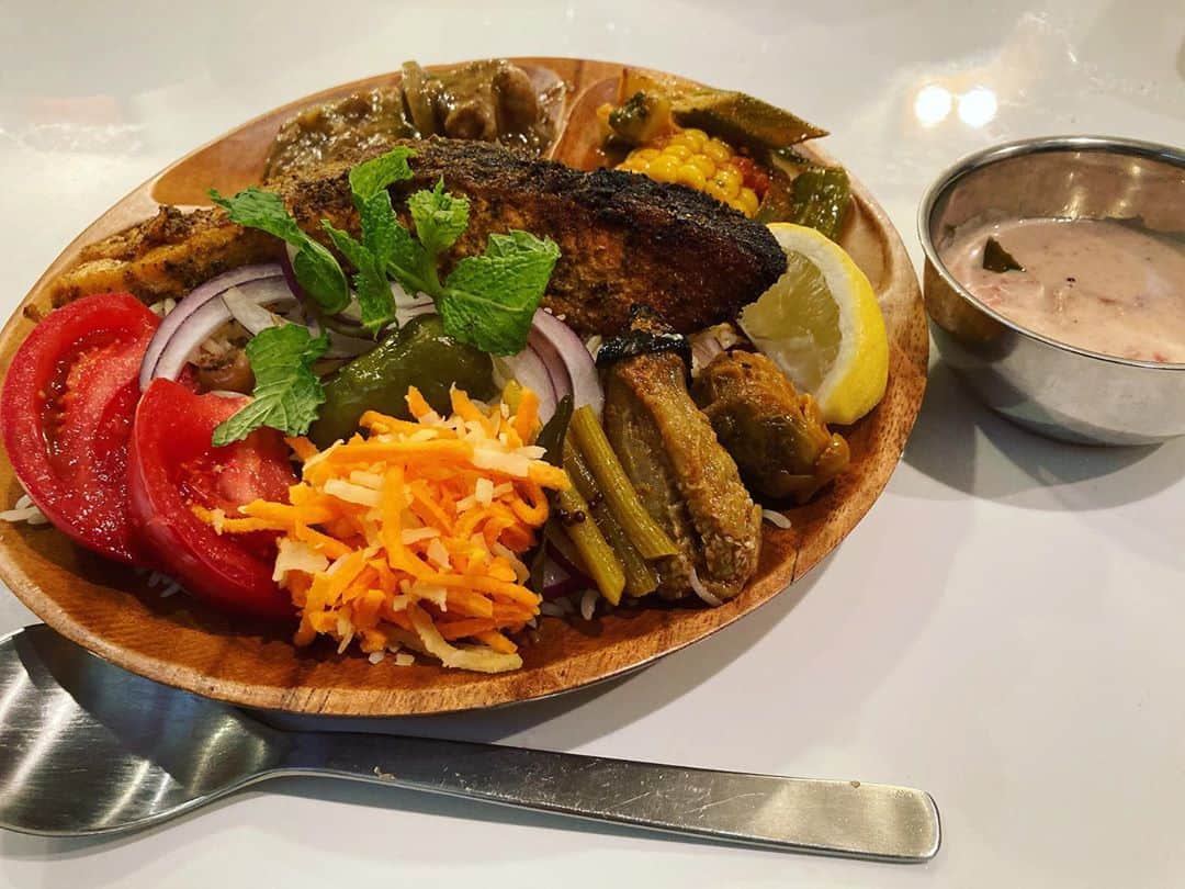 のインスタグラム：「とら屋食堂さんでビリヤニのテイクアウト。久しぶり。アチャールやカレー2種。いやぁ、久しぶりのビリヤニとーっても美味しかったです。 とうもろこしと鮭のビリヤニ。 最後はカレーと全てを混ぜていただきました。 とら屋食堂さんのトマトがいつも美味しすぎて止まらなくなる。 #とら屋食堂  #ビリヤニ」