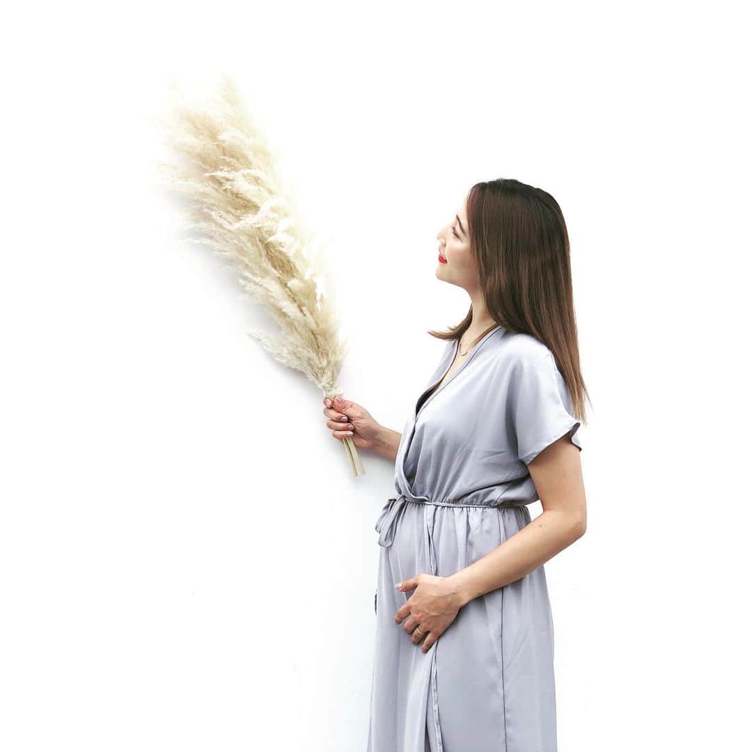 二瓶藍菜さんのインスタグラム写真 - (二瓶藍菜Instagram)「ご報告🕊‪𓂃 𓈒𓏸◌‬  時期を伺っていましたが、中々ご報告出来ずこのような時期に大変恐縮ですが、この度、第一子となる大切な命を授かりました。  現在妊娠9ヶ月を迎えましたのでご報告させて頂きます🤰⸜❤︎⸝‍   妊娠とは神秘的で本当に奇跡。 ５ヶ月頃胎動を感じ始めた頃からとても実感しております🥺！！  コロナで不安な日々との闘いが続いていますが、それは誰もが一緒です。妊婦だからという理由、言い訳はしたくなく毎日仕事をしていましたが、身体を気遣ってくれる頼もしい社員達に、もう流石に休んで下さいと言われてしまい、、産休に入らせて頂く事となりました。。✰  優秀な社員達に恵まれて本当に幸せです🍀🙇🏼‍♀️  悪阻は一度も無く順調に太り続け＋20キロ増で先生に怒られています🐷！  最近では激しめの胎動が愛おしくてたまりません👶💓既に平均より大きい子ですww⚡️  主人くんや家族、社員やスタッフの皆が協力してくれたおかげで無事に妊娠後期を迎え、ストレス無く楽しいマタニティライフを満喫しています。  残り少ない妊婦生活と夫婦の時間を大切にしたいと思います。今後とも暖かく見守って頂けたら嬉しいです♡どうか宜しくお願い致します！  #妊婦報告 #マタニティコーデ #マタニティーライフ #第一子　#母になります　#マタニティー  #マタニティフォト  #プレママ #マタママ」8月8日 18時14分 - aina.17