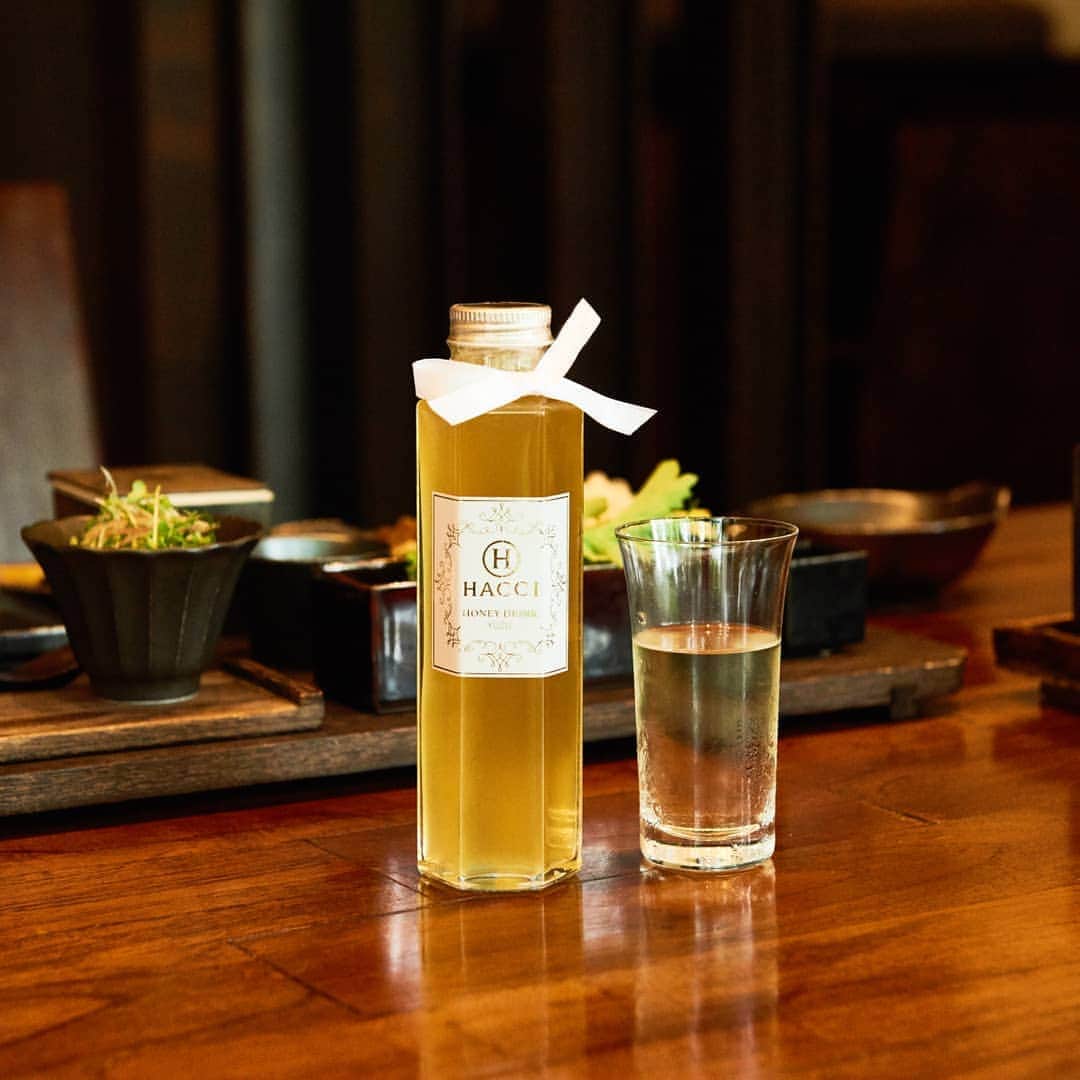 のインスタグラム：「爽やかな香りが広がるはちみつユズドリンク。お食事に合わせてお好みで割って、夏の清涼感をお楽しみください。お中元にも喜ばれる一品です🐝   Honey with fragrant Japanese citrus, Yuzu. It’s a perfect summer refresher drink from HACCI.  #hacci #honey #bee #beauty #skincare #cosmetics #honeycosmetics #madeinjapan #drink #honeyyuzudrink #yuzu #summer #はちみつ #はちみつコスメ #ドリンク #はちみつユズドリンク #柚子 #夏 #清涼感 #お中元」