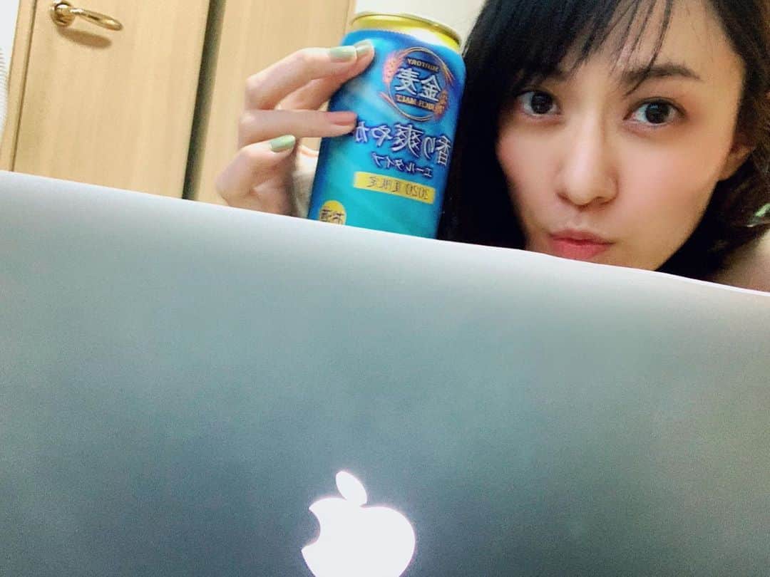 小板奈央美のインスタグラム：「安心してください、着てますよ。 もちろん、はいてもいます。 ・ ・ #ビール 片手に 昨年末私が#ダンサー で出演した、とあるアーティスト様のライブ配信動画を絶賛観賞中！ ・ 最高な休日！ （もはやいつも休日。）」