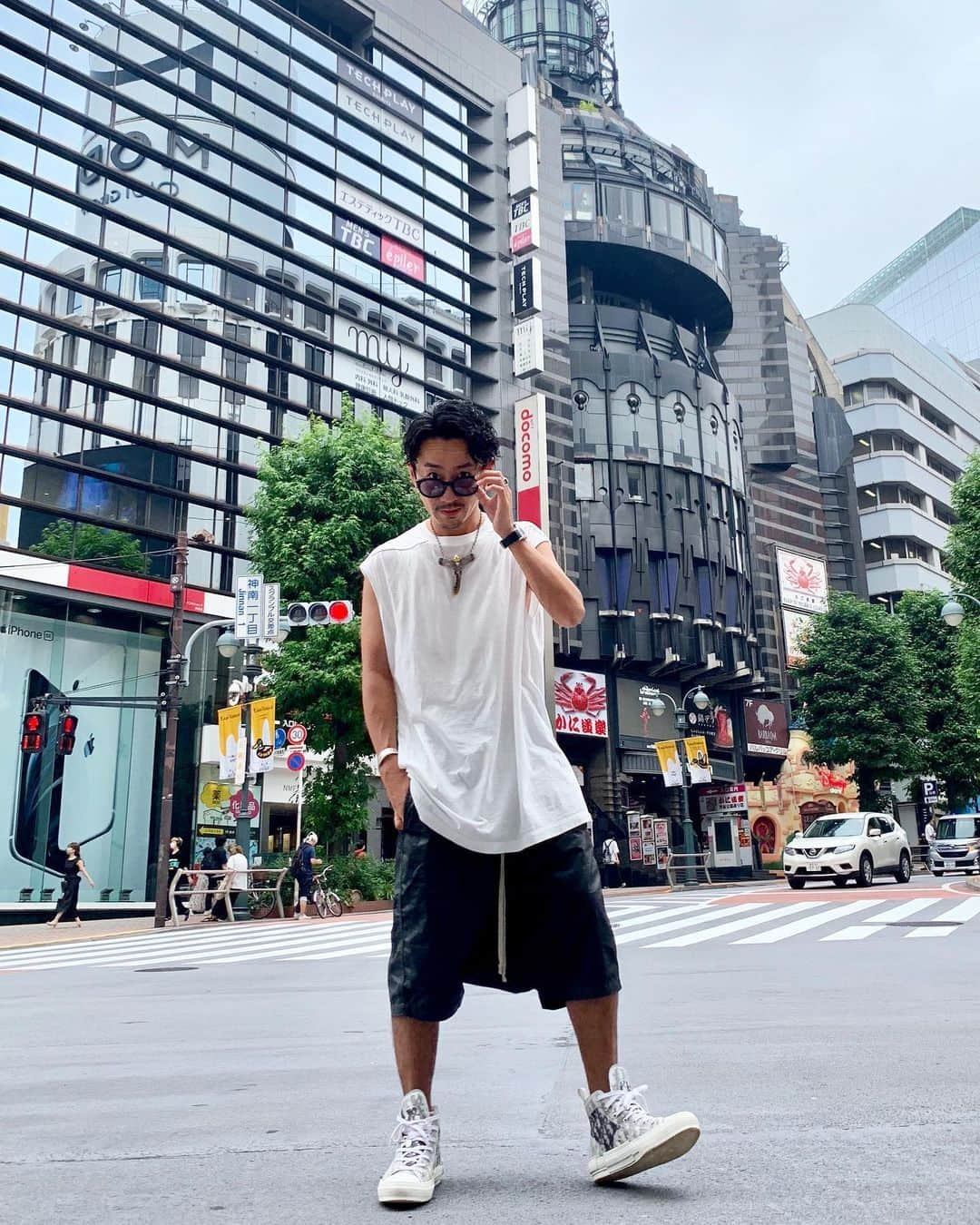 中村トメ吉のインスタグラム：「一期目はがむしゃらに走ったなぁー🤪👈﻿ 二回目の起業って事で﻿ 前社とGOALD一期目の沢山の反省と可能性を﻿見つめ直しながら﻿ 新しいビジネスモデルと各事業のロードマップ、﻿中長期経営計画のイメージ完成🔥﻿ そしてその着地、大きな挑戦と目標も👀‼️﻿ ﻿ あらゆる男性が自己実現出来る世の中を創造したいし、﻿ お世話になり、輝かせて頂いたこの職業とこの業界に貢献し、後世まで継続する豊かさを創造したい。﻿ ﻿ 二期目はその実現に向けての土台づくりと、新しい事業と表現の場を創造し、広げる事。﻿ ﻿ 業界にそして世の中に笑顔を増やし、新しい旋風を巻き起こすイメージは出来たので楽しみにしてて下さい🔥﻿ 最高かよ❤️﻿ ﻿ 挑戦させて頂けるのはお客様や周りの方々、そしてGOALDの仲間のお陰でしかありません🙇‍♂️ いつもありがとうございます🔥﻿ ﻿ ﻿ #人対人 #自分事の創造﻿ #共創の社会﻿ #ウィズコロナ戦略﻿ #ストーリーを売る﻿ #ファクトを売る﻿ #リアルの追求﻿ #最速より最大﻿ #最大より最高﻿ #見極め力  #目的意識﻿ #rickowens な気分」