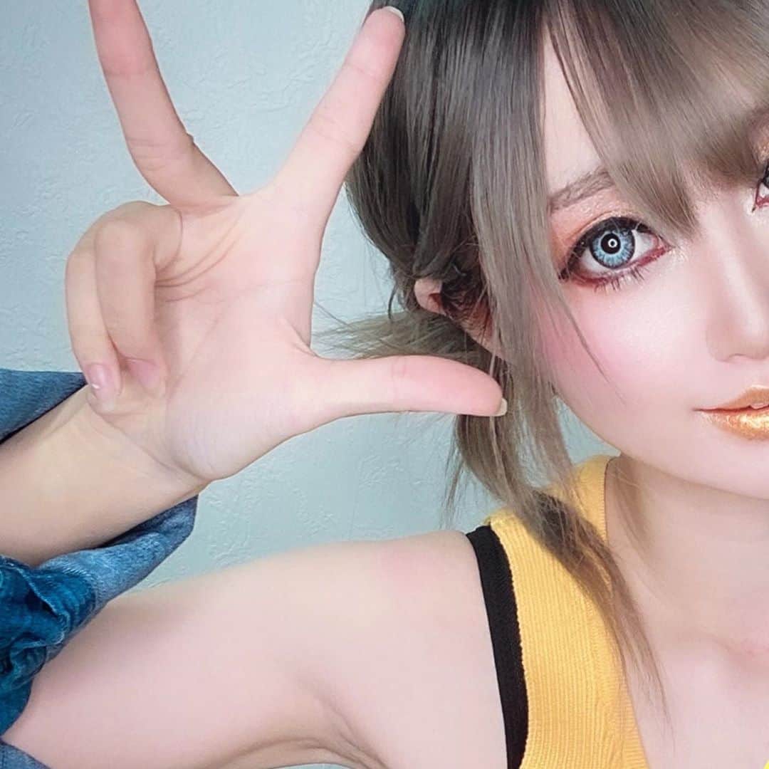 のインスタグラム：「オンラインオフ会イベントのお知らせ🌼  はじめてのオンラインオフ会をやります！コロナの関係で、8/2の即売会以降、なかなかイベントスケジュールないのですが、オンラインで皆さまと会えたりできたらいいなとオンラインを試みました！  県をまたぐ移動が難しい中、どう過ごしていったらいいかわからない日々ですが、これが少しでも皆さまの楽しいことになったらいいなと思ってます\( *´ω`* )/  はじめてですが一緒にわいわいできたらいいな！  🌼  カモミールの初めてのオンラインオフ会  初めてのオンラインオフ会お試しイベントを行います！  オンラインオフ会はツイキャスから配信をしてオフ会をします！  (大事なお知らせ🌼) オフ会への参加はツイキャスからオフ会事前の参加チケットが必要です  ▼オンラインオフ会ツイキャス▼ ▼ツイキャス参加はこちら▼ https://twitcasting.tv/chamomi017/shopcart/19027 カモミールツイキャスをチェック🌼 サポートして配信開始を待ってね🌼  2020年9月5日(土) 16:30〜19:00 終わり時間は予定です (キャスのコメントが無くなり次第終了)  オフ会ではカモミールへのプレゼントドリンク、プレゼントおつまみ、プレゼントシャンパン、チェキ等あります！  チェキは参加された方に郵送されます！ チェキ内容はその時のオフ会で着ていた衣装のチェキです！  ▼チェキ等のチケットはBOOTH▼ ▼カモミールBOOTHをチェック▼ https://chamomile-chami.booth.pm/items/2279460 BOOTHにて事前にチケットをお願いします🌼 配信中だと確認に時間がかかるので🌼  初めての試みですが、オンラインで参加の方もキャス見ながら飲んだり食べたりお話してわいわい楽しくオフ会できたらいいなーと思ってます！  よろしくお願いします！  #はじめて #オンライン #オフ会 #よろしくお願いします   オンラインイベントスケジュール 🌼8/21…オンラインプチライブ 🌼9/5…オンラインオフ会  毎日マスクして大変だけど、水分補給忘れずにがんばろうね！！！」