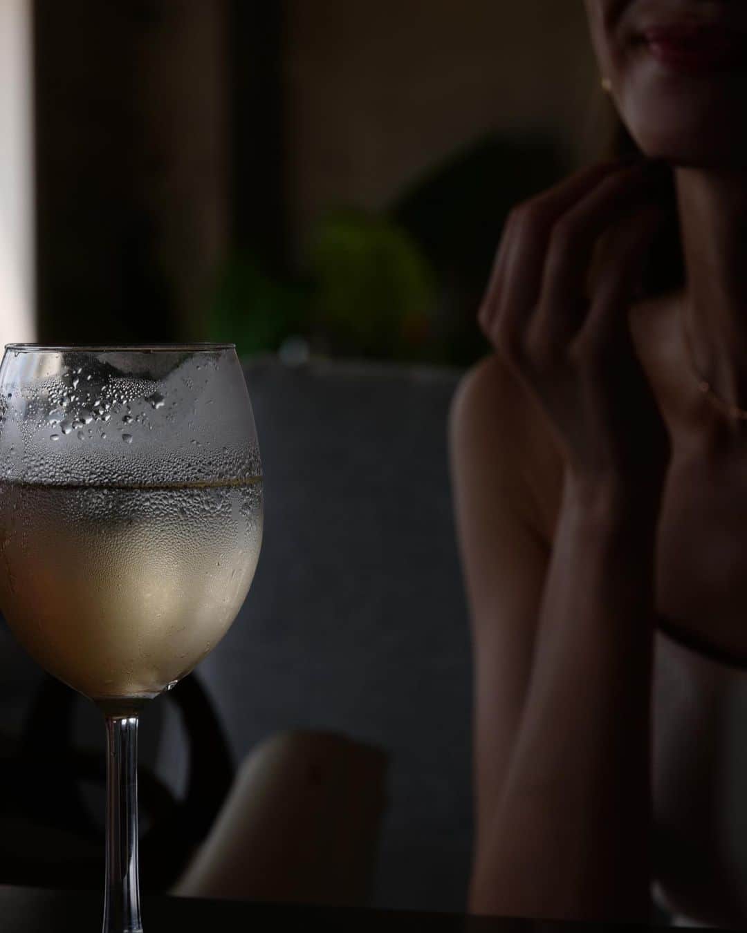 小嶋梨奈さんのインスタグラム写真 - (小嶋梨奈Instagram)「白ワインと見せかけて ぴーちソーダ🍑 #cafe #海 #海辺のカフェ  #夏コーデ」8月8日 18時19分 - corina_718