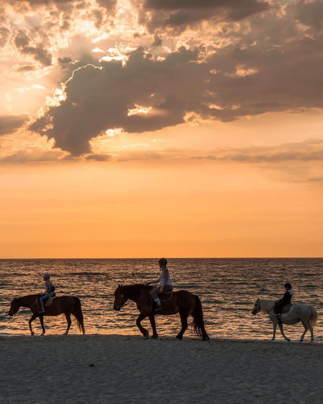 NICOLAS SIMOESのインスタグラム：「Sweet little escape ☀️🧡」