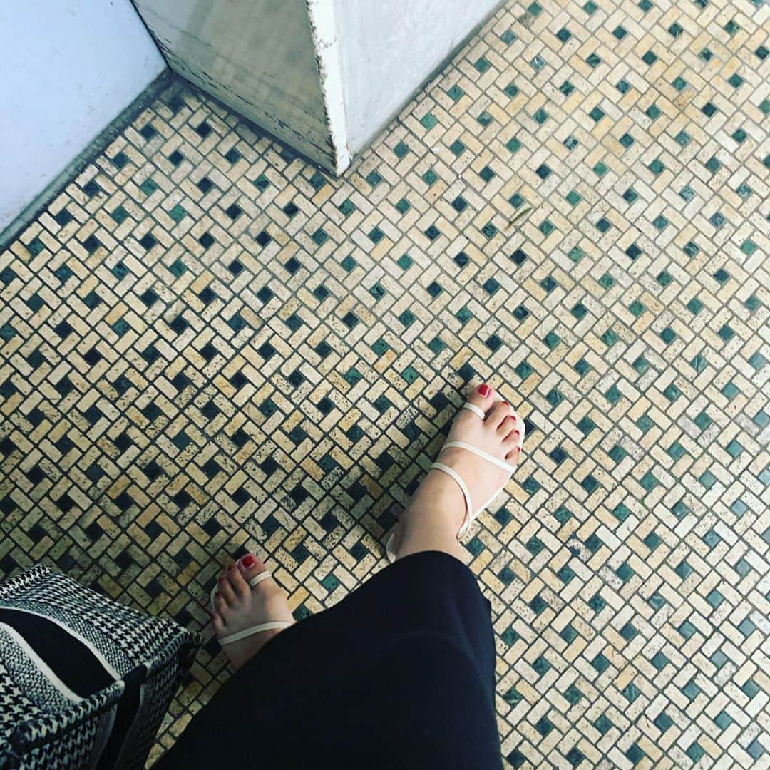 のインスタグラム：「love no heel♥︎👟  図書館に借りたい本がなかった😔」