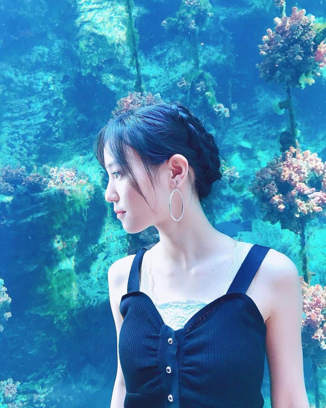 のインスタグラム：「・ ・ 溶けそう〜💦 プールとか、水族館とかに行きたいな🏖🐠☀️🧜🏻‍♀️ ・ ・ ・  #去年の写真   #水族館   #海 #⛱ #🐬」