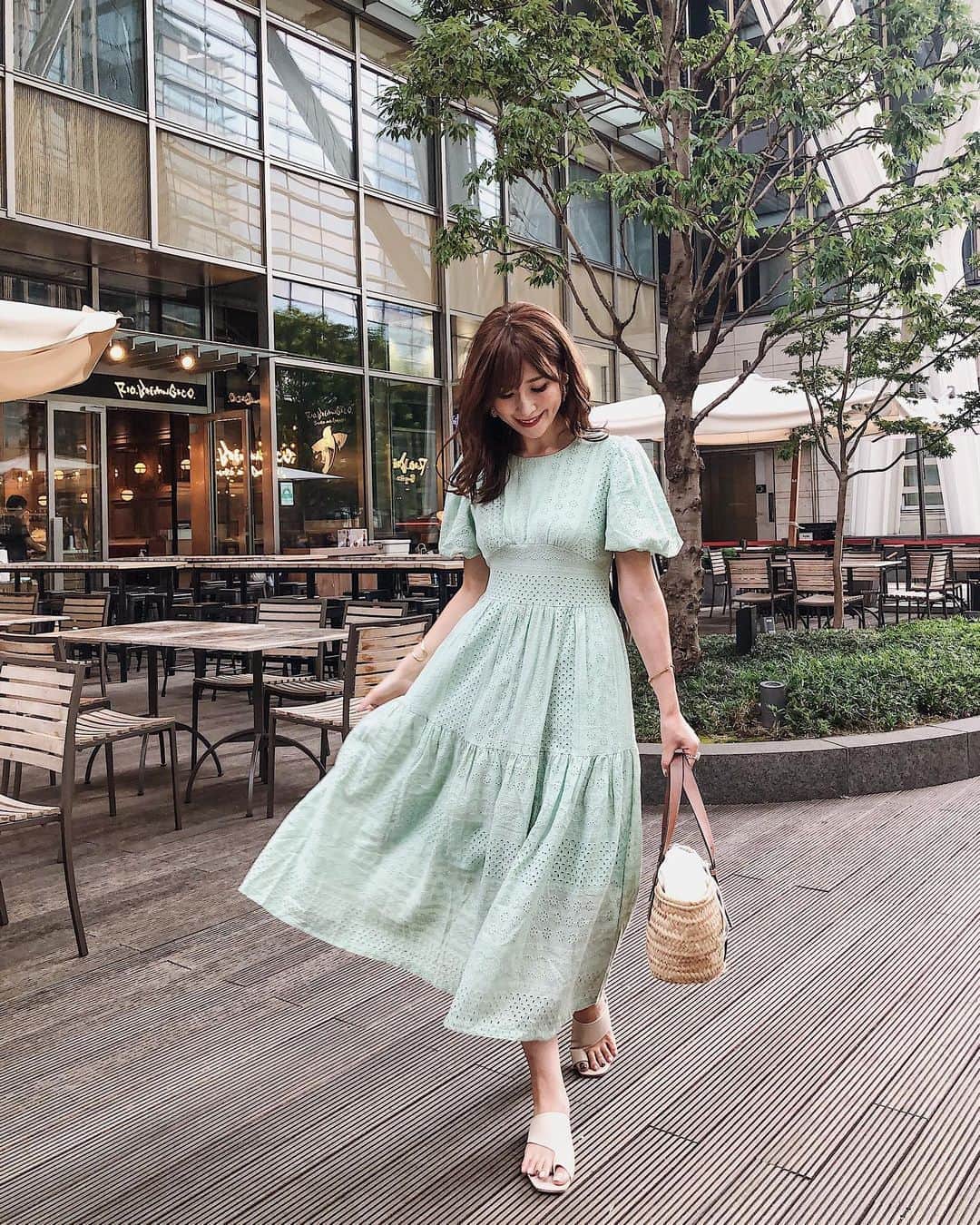 のインスタグラム：「・ @holidayandholiday_official の 夏のお嬢さん的ワンピース😳✨ ・ 見た目からミントグリーンで風切ってる感じで涼しいでしょ？？ ・ 今日はあと1週間しかない夏休みでどれなら読書感想文が書けるのか本屋さんへ。 ・ 全然選べない息子は30分以上悩んでて時間のムダ🙄 ・ ・ #きれいめカジュアル#きれいめコーデ#ママコーデ#韓国ファッション #夏コーデ#カジュアルコーデ#ワンピースコーデ #大人かわいいコーデ #デートコーデ#プチプラコーデ #locari#mineby3mootd」