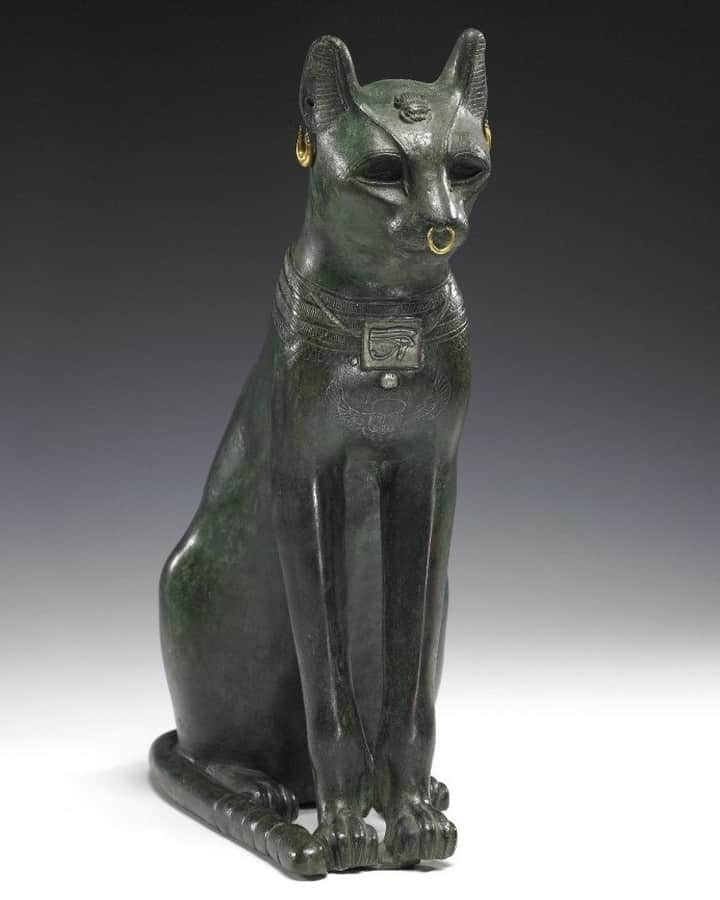 大英博物館さんのインスタグラム写真 - (大英博物館Instagram)「It’s #InternationalCatDay so we’re sharing one of the most famous felines in the collection – the Gayer-Anderson Cat.  In ancient Egypt cats were highly valued as pets ,but also acquired religious significance. This object dates to around 600 BC and depicts Bastet, the mother goddess 🐱  Thousands of bronze figures of gods, in varying sizes and forms, were dedicated in temples throughout Egypt, but only someone very wealthy like a king could have afforded to commission an example as fine this.  Discover everything you ever wanted to know about the Gayer-Anderson cat via the link in our bio.   🔎 The Gayer-Anderson Cat. Found in Memphis, Egypt, c.600 BC.   #AncientEgypt #GayerAndersonCat #Bastet #CatsOfInstagram」8月8日 18時30分 - britishmuseum