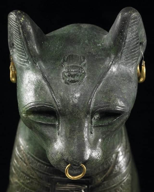 大英博物館さんのインスタグラム写真 - (大英博物館Instagram)「It’s #InternationalCatDay so we’re sharing one of the most famous felines in the collection – the Gayer-Anderson Cat.  In ancient Egypt cats were highly valued as pets ,but also acquired religious significance. This object dates to around 600 BC and depicts Bastet, the mother goddess 🐱  Thousands of bronze figures of gods, in varying sizes and forms, were dedicated in temples throughout Egypt, but only someone very wealthy like a king could have afforded to commission an example as fine this.  Discover everything you ever wanted to know about the Gayer-Anderson cat via the link in our bio.   🔎 The Gayer-Anderson Cat. Found in Memphis, Egypt, c.600 BC.   #AncientEgypt #GayerAndersonCat #Bastet #CatsOfInstagram」8月8日 18時30分 - britishmuseum