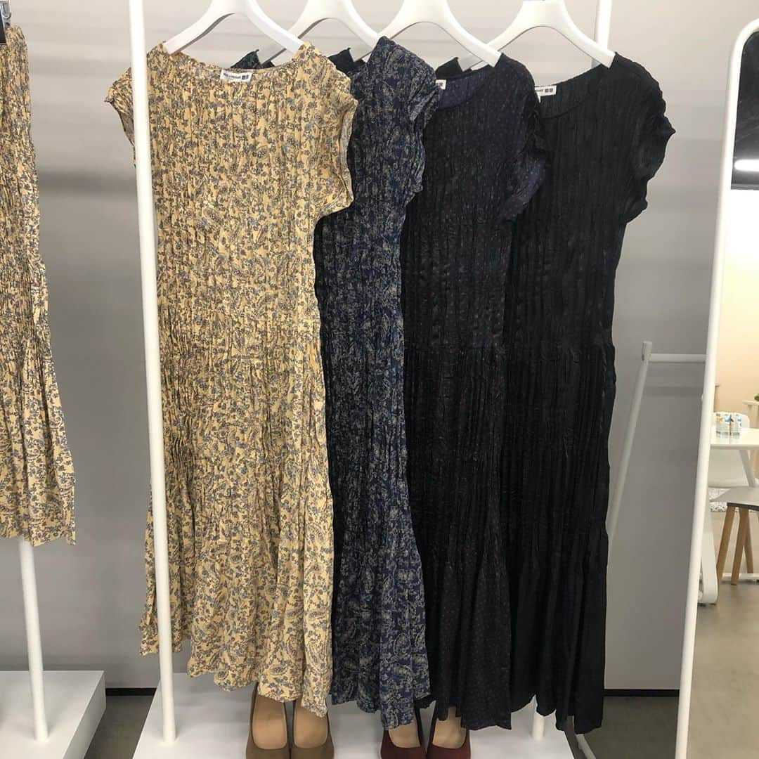 yoka1124さんのインスタグラム写真 - (yoka1124Instagram)「☆☆☆ ・ ・ UNIQLO 2020 pleats collection with @natsu420  @shizuka.watanabe  ・ ・ みんな大好き♡ユニクロのプリーツコレクションへお邪魔してきました みんなで #シフォンプリーツロングスカート  を履いたよー しーちゃんの色はこれから出る新作です ・ ・ 他にもアコーディオンプリーツスカートのチェックが可愛かったなぁ イネスのドットもツボでした♡ その写真はまた載せるねー ・ ・ そしてユニクロでお花屋さんをやっているの 知っていましたか？ 1束390円とお手頃で素敵なお花が買えちゃうんですよ 憧れるお花のある生活も夢じゃない、、💐 ・ ・ ・ ・ ・ ・ ・ #uniqlo #uniqloginza2020aw  #ユニクロ新作#リンクコーデ #シミラールック #おそろいコーデ#プチプラコーデ #プチプラ#高身長コーデ  #きれいめコーデ #きれいめカジュアル  #大人カジュアルコーデ #大人カジュアル  #code#coordinate#ootd#instafashion#今日のコーデ#ママコーデ#ママファッション#男の子ママ #高身長女子 #ponte_fashion#r_fashion#大人女子#シンプル #シンプルコーデ #きれいめファッション」8月8日 18時32分 - yoka1124