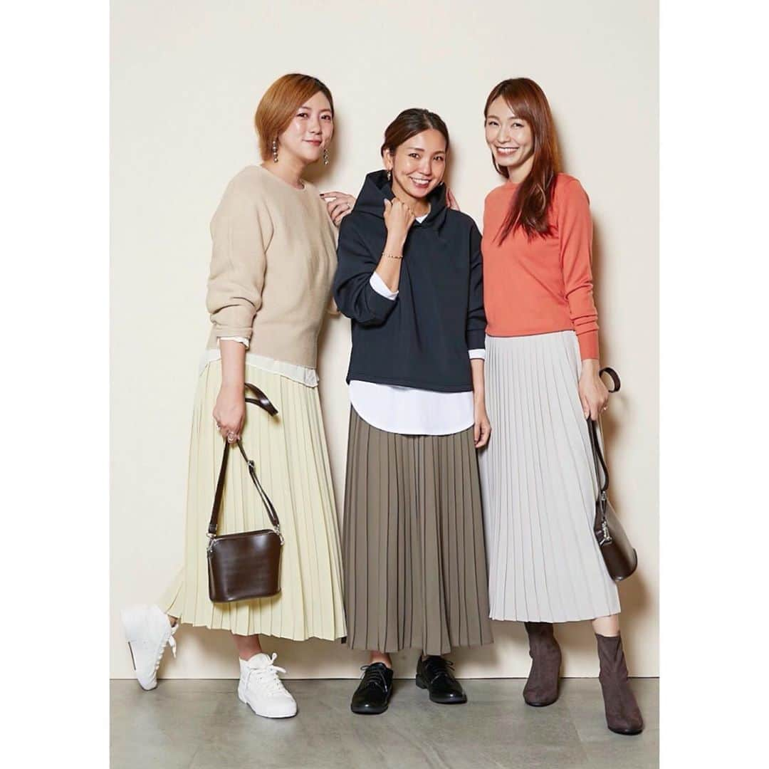 yoka1124さんのインスタグラム写真 - (yoka1124Instagram)「☆☆☆ ・ ・ UNIQLO 2020 pleats collection with @natsu420  @shizuka.watanabe  ・ ・ みんな大好き♡ユニクロのプリーツコレクションへお邪魔してきました みんなで #シフォンプリーツロングスカート  を履いたよー しーちゃんの色はこれから出る新作です ・ ・ 他にもアコーディオンプリーツスカートのチェックが可愛かったなぁ イネスのドットもツボでした♡ その写真はまた載せるねー ・ ・ そしてユニクロでお花屋さんをやっているの 知っていましたか？ 1束390円とお手頃で素敵なお花が買えちゃうんですよ 憧れるお花のある生活も夢じゃない、、💐 ・ ・ ・ ・ ・ ・ ・ #uniqlo #uniqloginza2020aw  #ユニクロ新作#リンクコーデ #シミラールック #おそろいコーデ#プチプラコーデ #プチプラ#高身長コーデ  #きれいめコーデ #きれいめカジュアル  #大人カジュアルコーデ #大人カジュアル  #code#coordinate#ootd#instafashion#今日のコーデ#ママコーデ#ママファッション#男の子ママ #高身長女子 #ponte_fashion#r_fashion#大人女子#シンプル #シンプルコーデ #きれいめファッション」8月8日 18時32分 - yoka1124