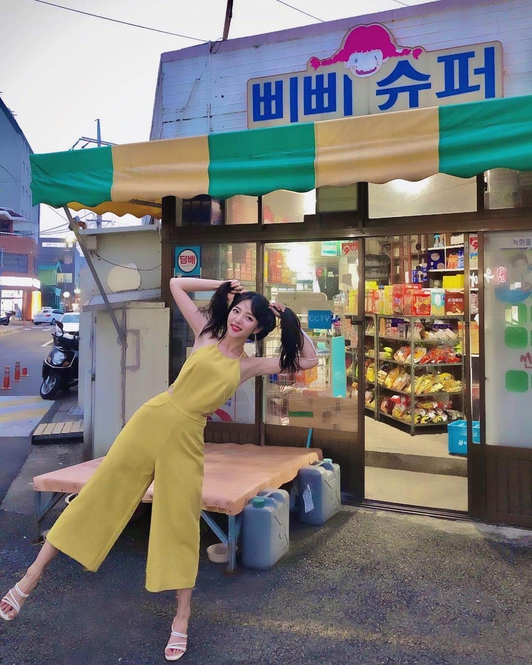 ユジョン のインスタグラム：「그냥 지나칠 수가 있어야지.... #삐삐슈퍼」