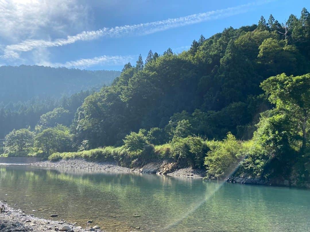 福長優のインスタグラム：「🌻🌻🌻  夏休みのはじまりは NO密旅行in和歌山〜🚗  水が綺麗すぎて空気が美味しくて 人の声よりも鳥や虫の鳴き声が 聞こえて来る🕊  ここはね、じゃりを掘ると温泉が で出てくるの♨️ 寒くなったらすぐ温まれる。神  #なつやすみ」