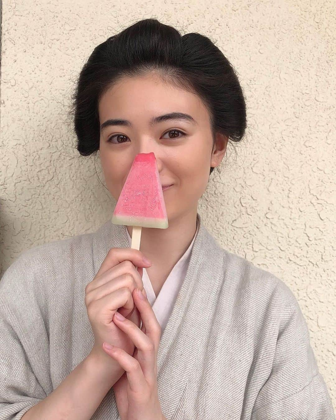 優希美青さんのインスタグラム写真 - (優希美青Instagram)「船越さんからアイスの差し入れ嬉しいな😊 . 最近毎日暑いですね、、 みなさんも水分補給しっかりして体調気をつけてください⭐︎ . #赤ひげ３ #NHKBS時代劇」8月8日 18時38分 - mio_yuki